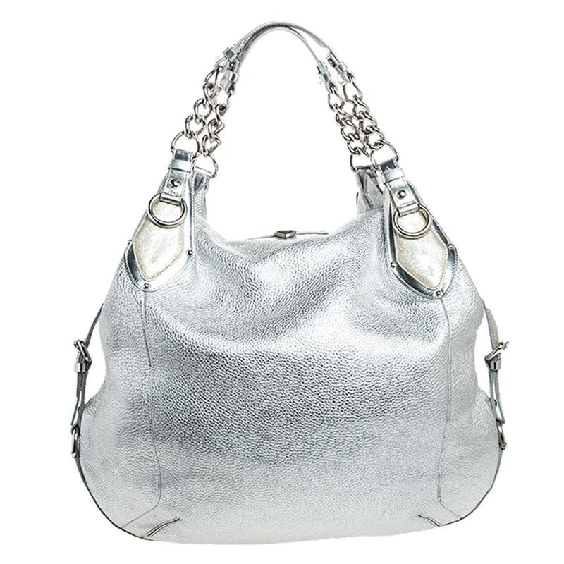 Sophisticated and luxe, this hobo from Versace definitely needs to be on your wishlist. The bag is crafted from leather in a lovely metallic silver shade and it features a slouchy silhouette. It flaunts dual handles and the famous Medusa logo on the