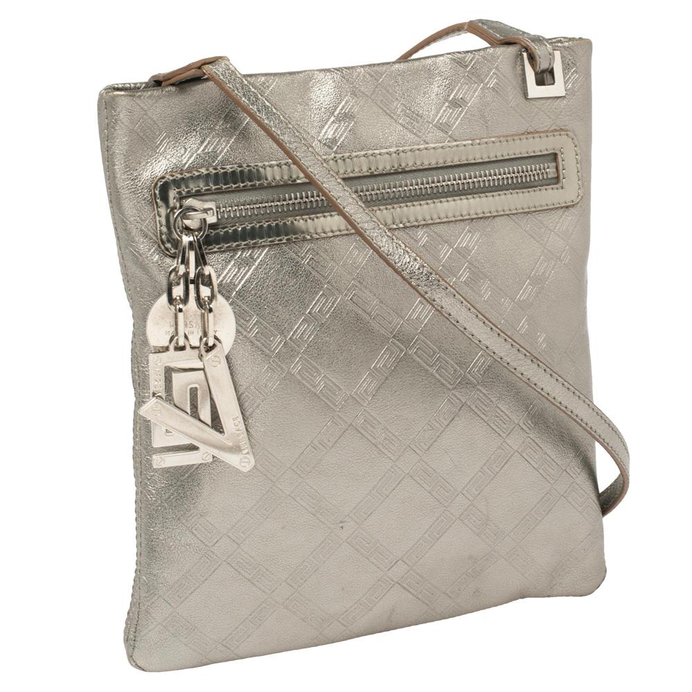 Versace Metallic Silber Leder Schlanke Crossbody Tasche im Zustand „Gut“ im Angebot in Dubai, Al Qouz 2
