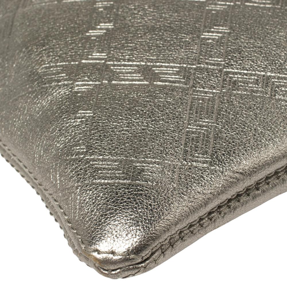 Versace Metallic Silver Leather Slim Crossbody Bag In Good Condition For Sale In Dubai, Al Qouz 2