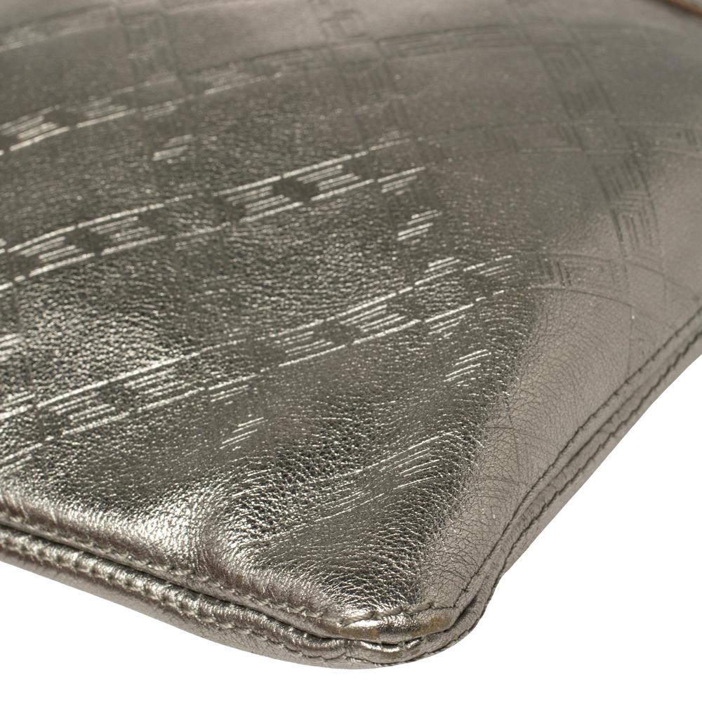 Versace - Sac à bandoulière mince en cuir argenté métallisé en vente 2