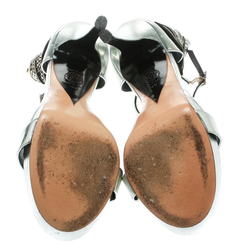 Women's Versace Metallic Silver Patent Leather Flower Detail T Strap Sandals Size 40