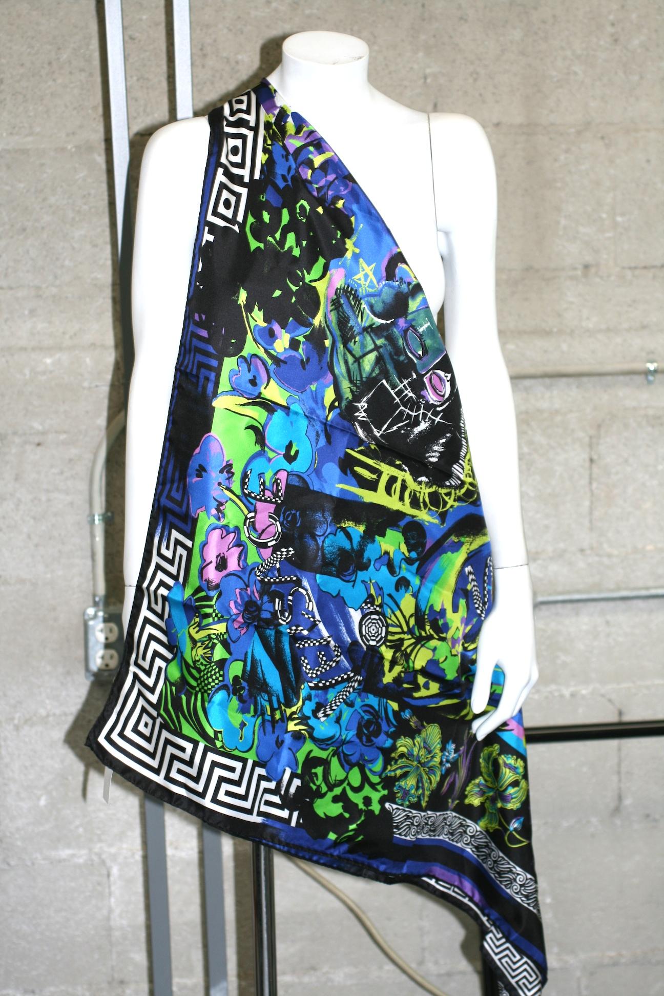 Versace Seidenschal mit Logo in tiefem Violett, Blau, Limone und Schwarz mit tropischen Motiven im Miami-Stil, gemischt mit den charakteristischen schwarz/weißen griechischen Schlüsselbordüren. 
Neu mit Etiketten, 34