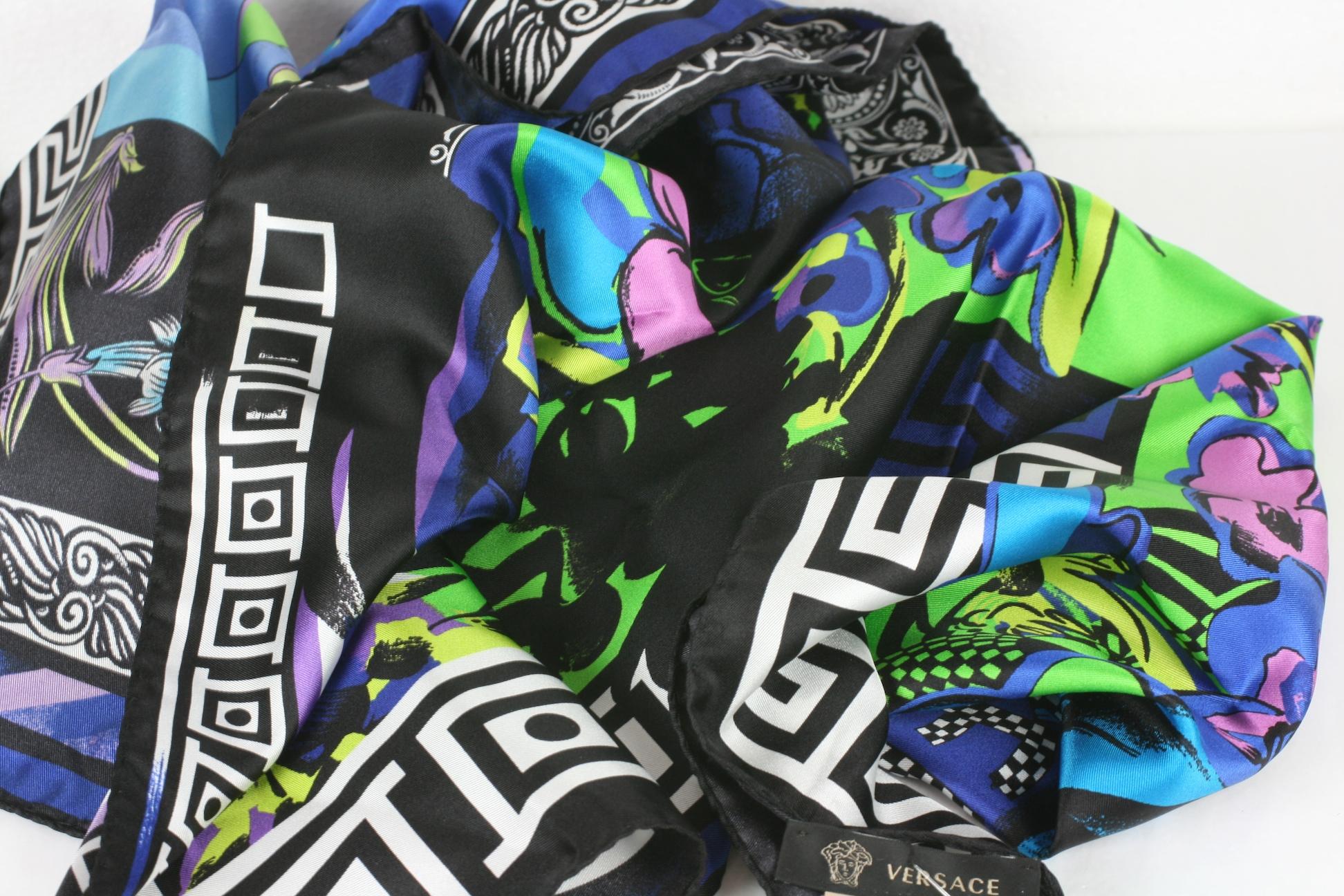 Versace Miami Logo-Schal aus Seide im Angebot 1