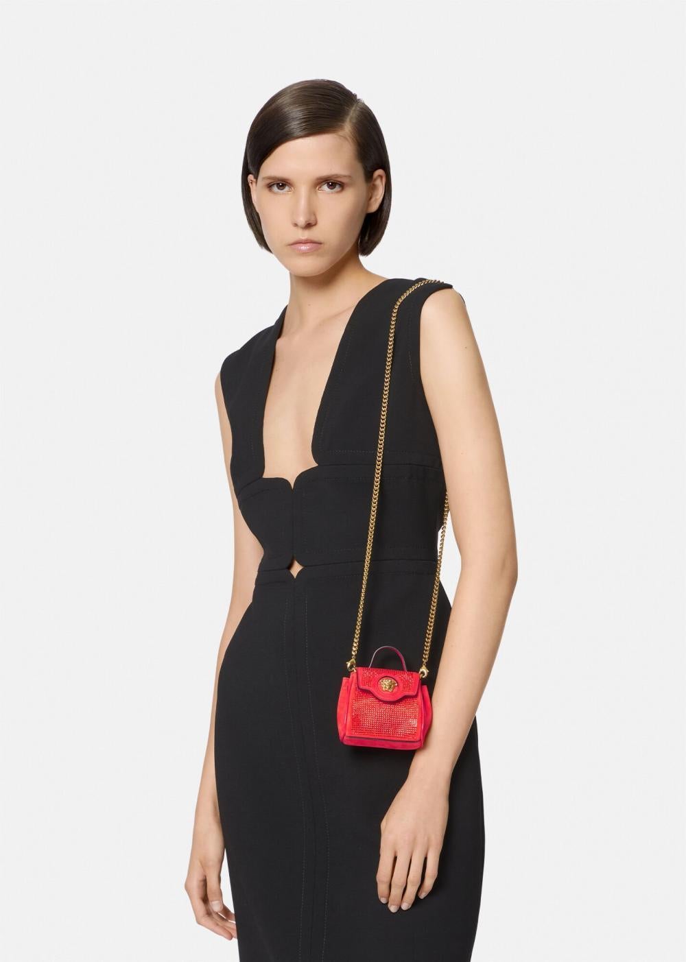 Versace Mini-Tasche Le Medusa aus Wildleder mit Nieten und Mikro-Tasche in Rot im Angebot 1