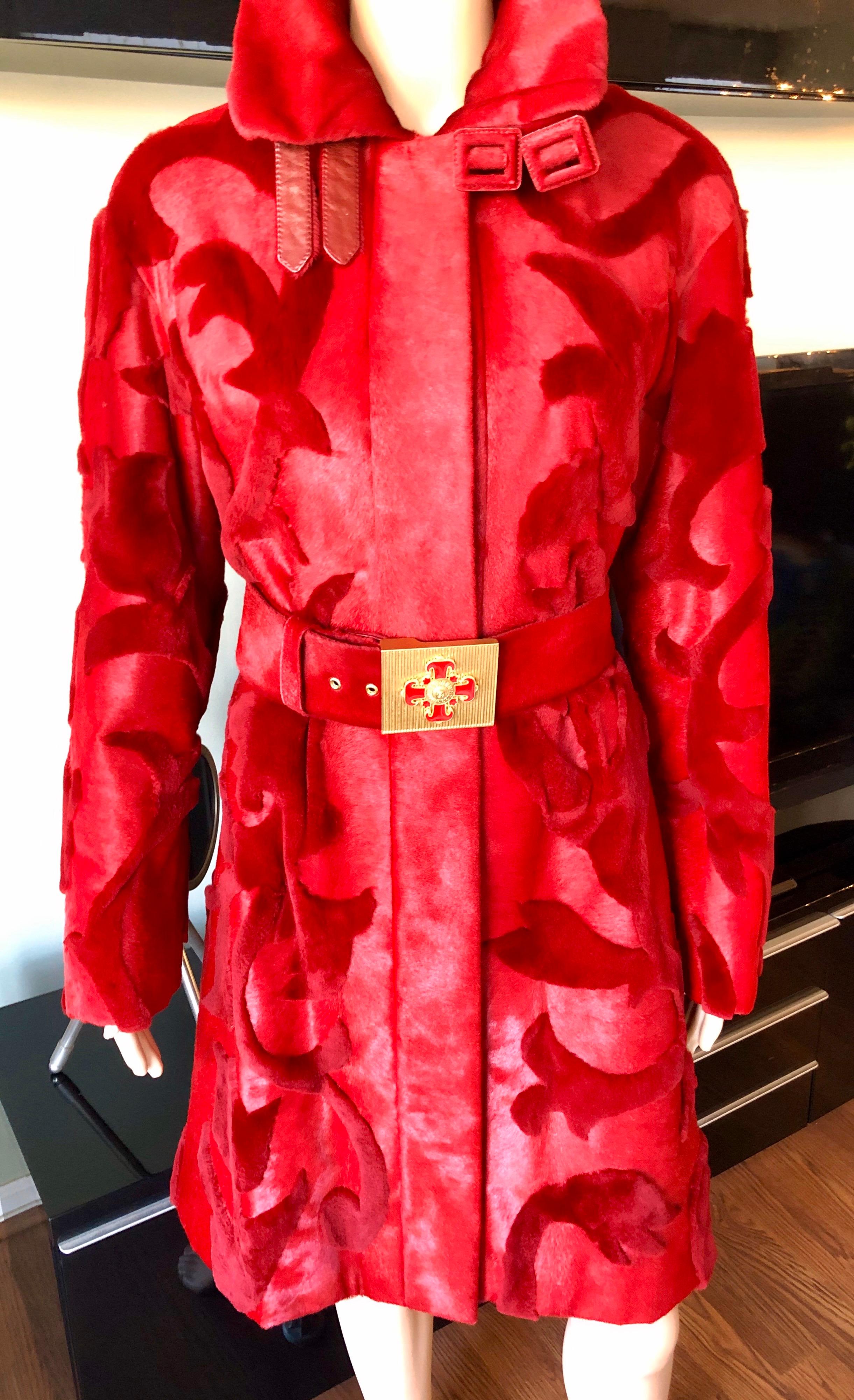Versace F/W 2011 Runway Mink Fur and Leather Belted Knee-Length Red Jacket Coat In Good Condition For Sale In Naples, FL
