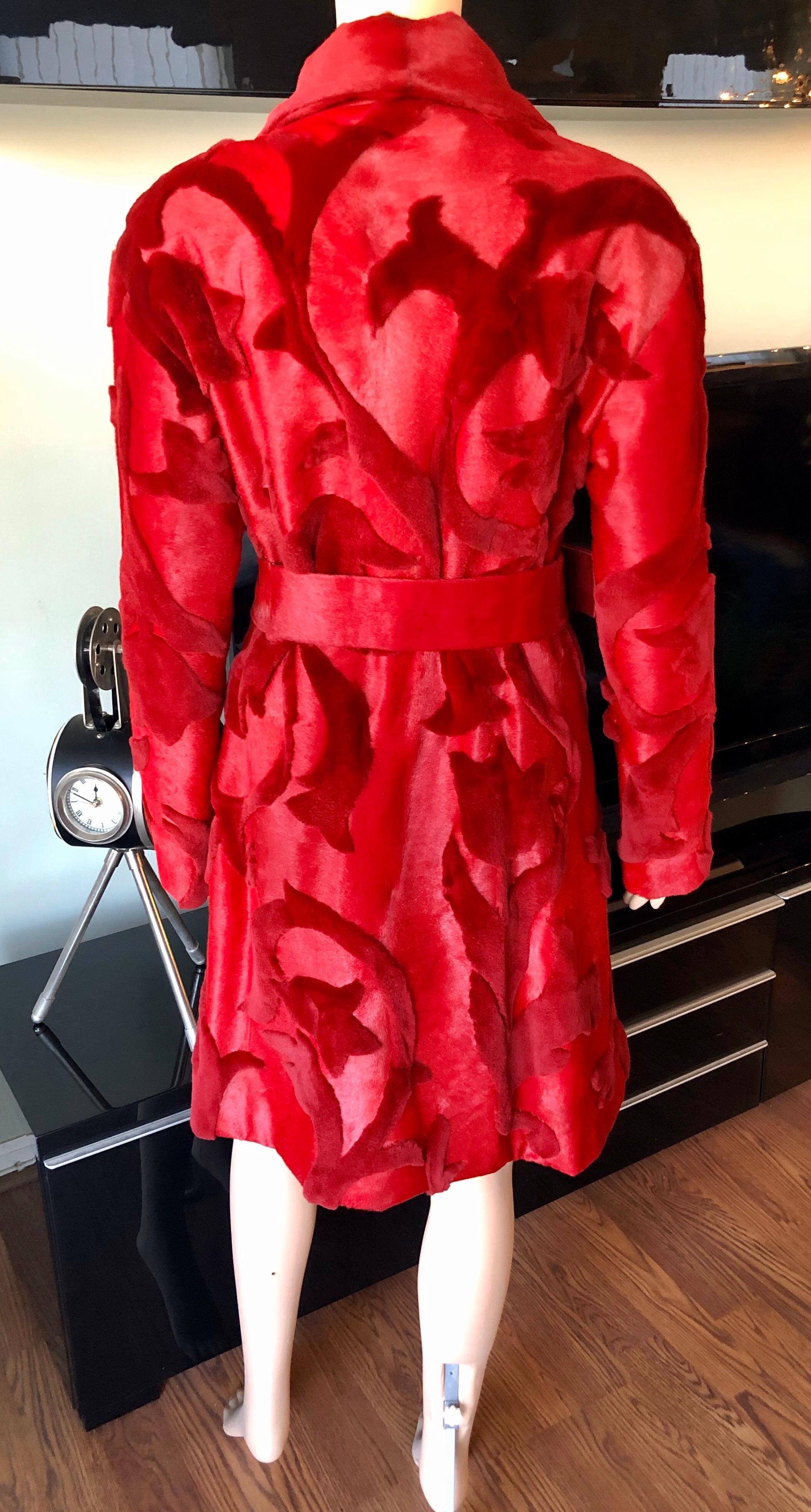 Donna Versace A/I 2011: Passerella Pelliccia di visone e pelle con cintura al ginocchio, giacca rossa in vendita