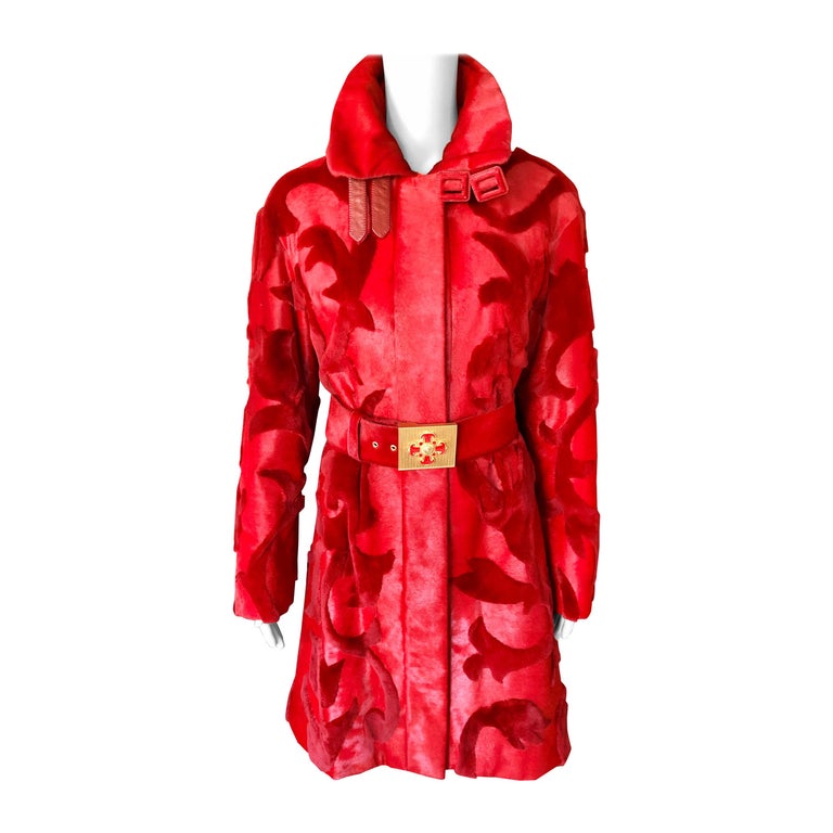 Versace - Manteau rouge à ceinture en cuir et fourrure de vison, défilé A/H  2011, hauteur genou En vente sur 1stDibs