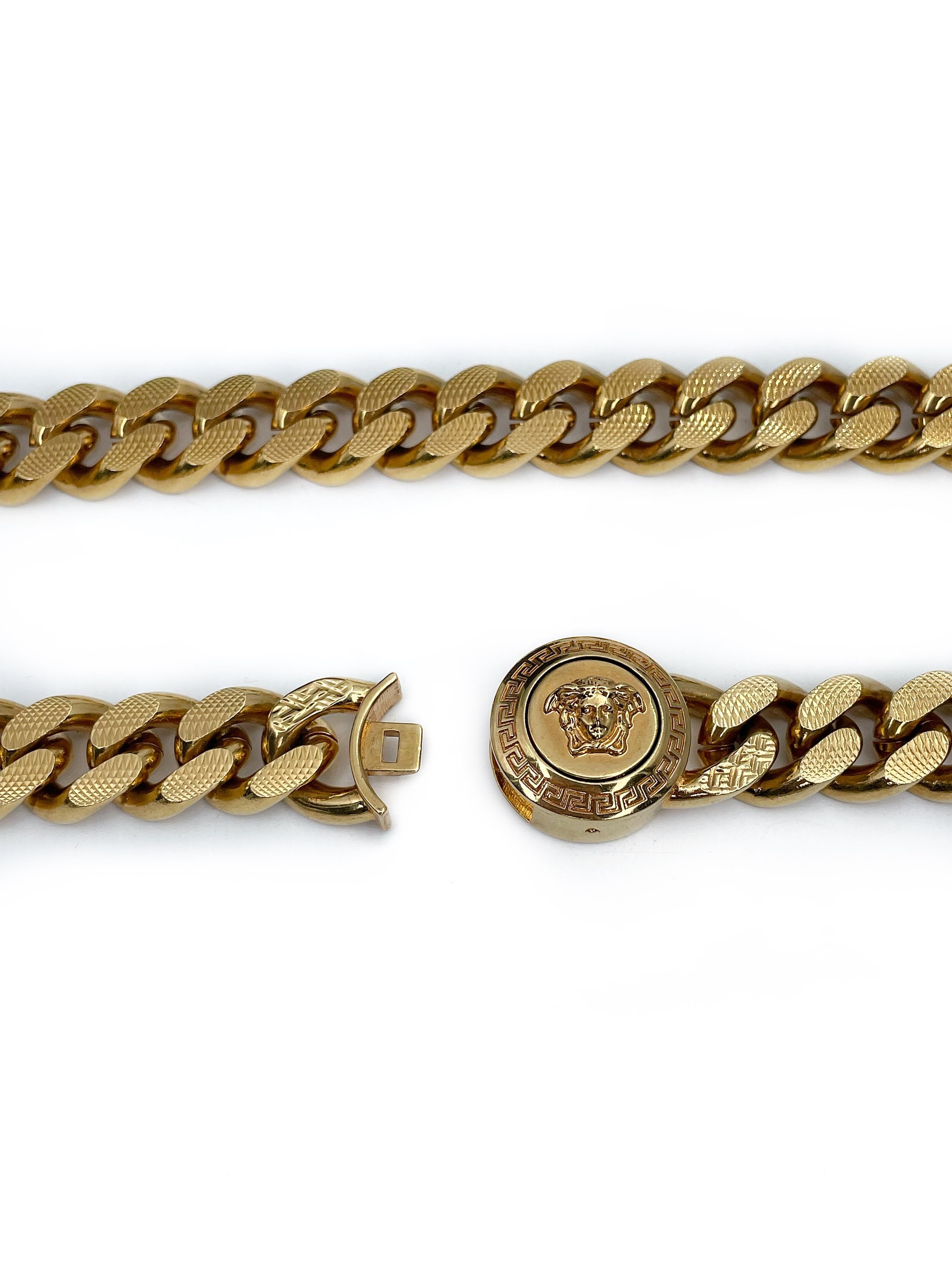 Il s'agit d'un élégant collier ras du cou à chaînes massives conçu par Versace. Cette pièce est plaquée or. Il est orné de l'emblématique Méduse en guise de fermeture. 

Signé : 