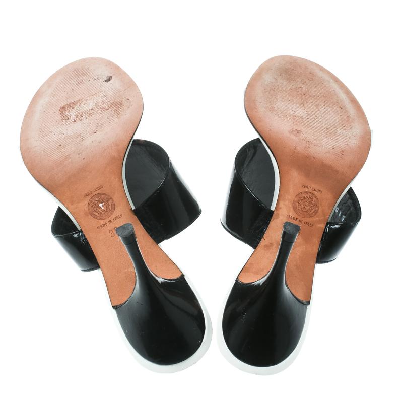 Versace Monochrome Leather Plaque Sandals Size 36 In Good Condition In Dubai, Al Qouz 2