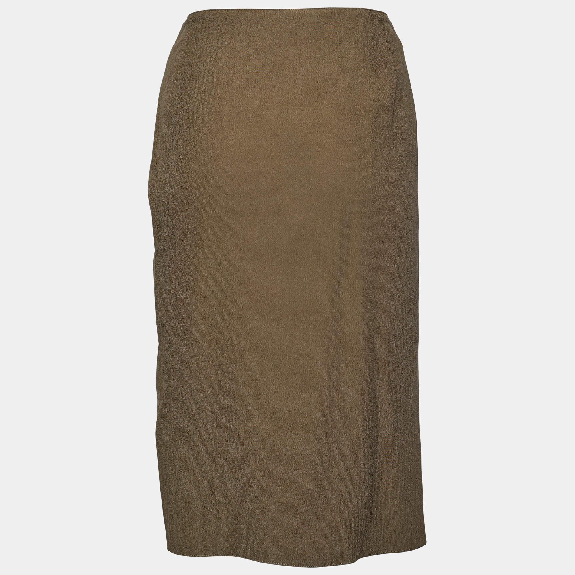 Look stylish and classy as you don this skirt from the House of Versace. It is fashioned in moss-green crepe fabric into a knee-length silhouette. It flaunts draped formations and comes with a zipper for fastening. Wear this Versace skirt with lacy