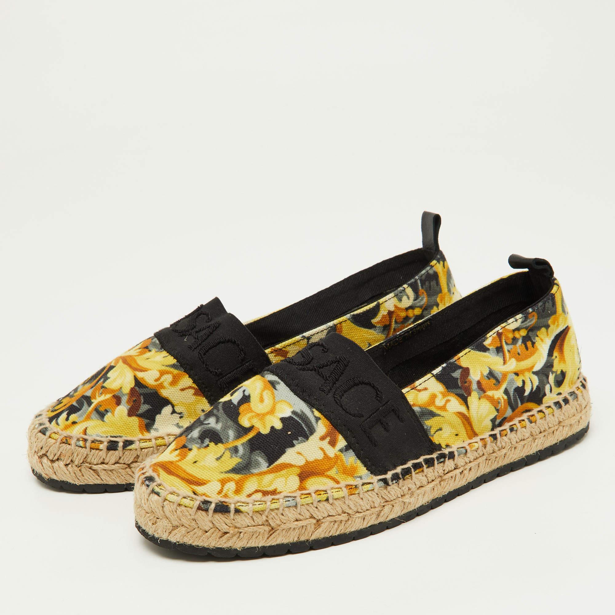 Laissez cette paire de chaussures confortables être votre premier choix lorsque vous partez pour une longue journée. Ils sont dotés d'une tige bien cousue et d'une semelle durable.