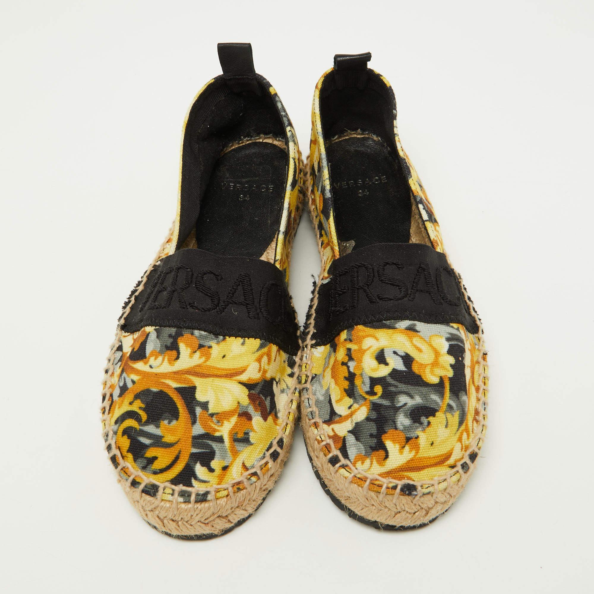 Marron Versace Espadrilles plates en toile imprimée baroque multicolore, taille 34 en vente