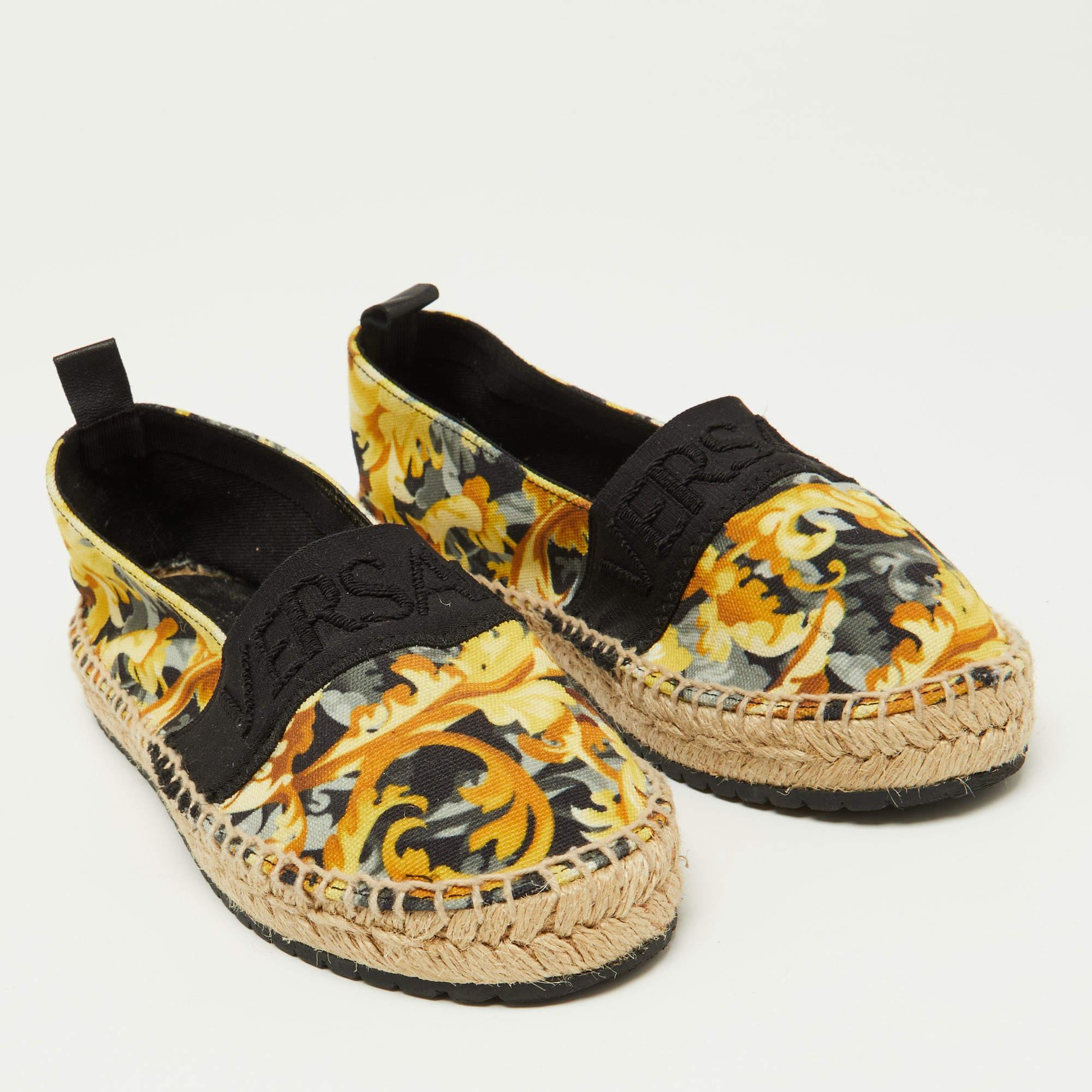 Versace Espadrilles plates en toile imprimée baroque multicolore, taille 34 Bon état - En vente à Dubai, Al Qouz 2