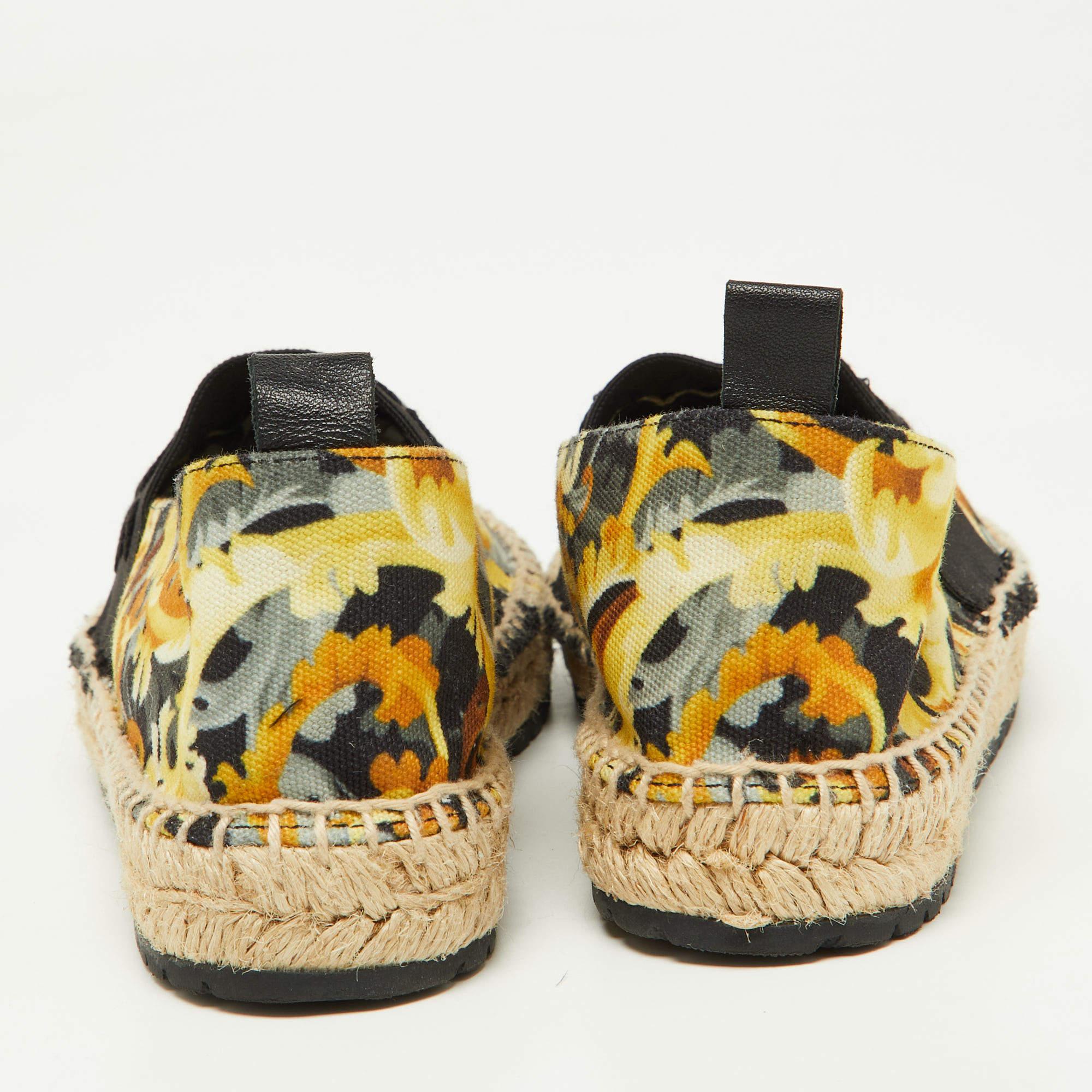 Versace Espadrilles plates en toile imprimée baroque multicolore, taille 34 Pour femmes en vente