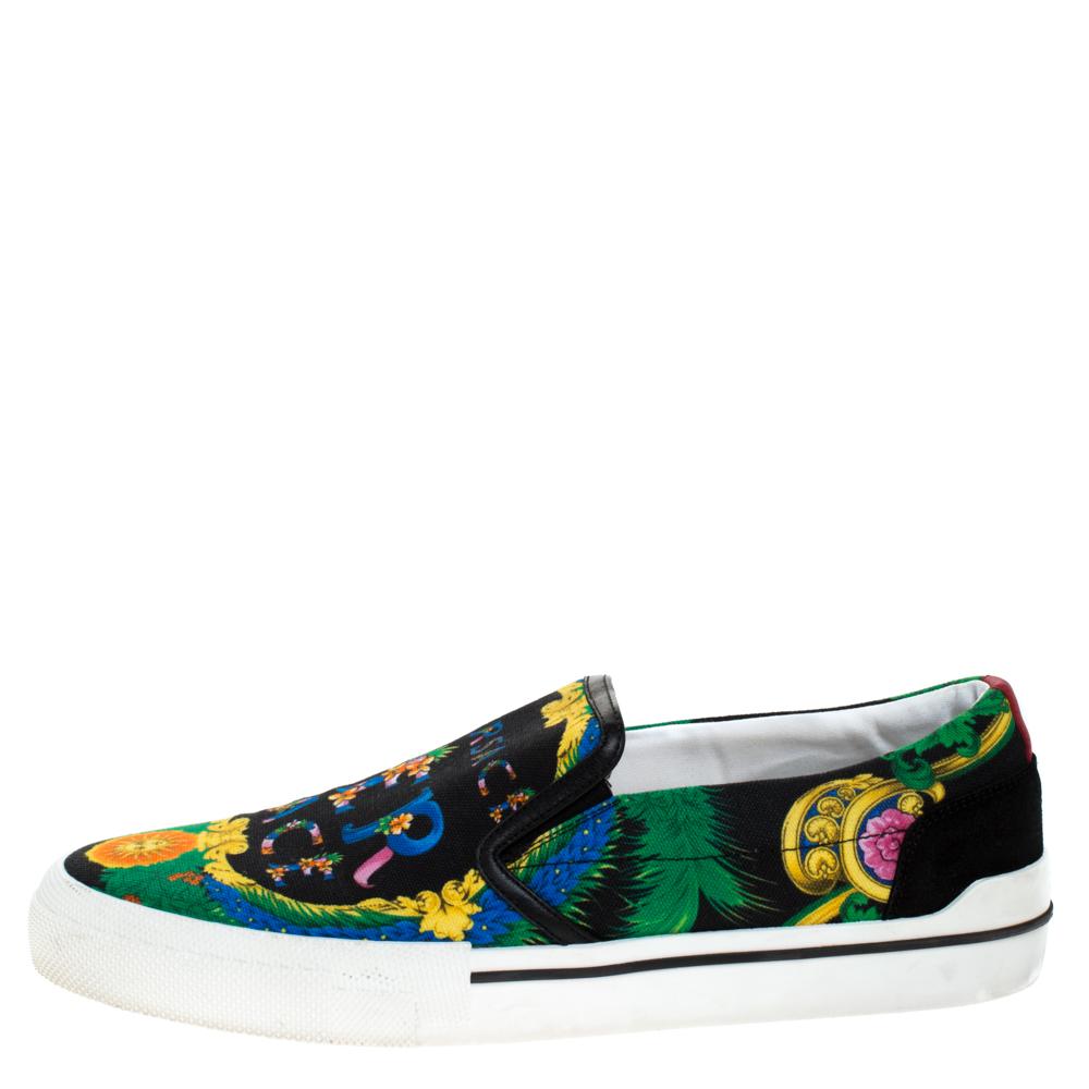 Designed to elevate your style quotient and give you comfort at the same time, Versace brings you these lovely sneakers. They've been crafted from printed canvas and detailed with leather trims and rubber soles.

Includes:Original Dustbag

