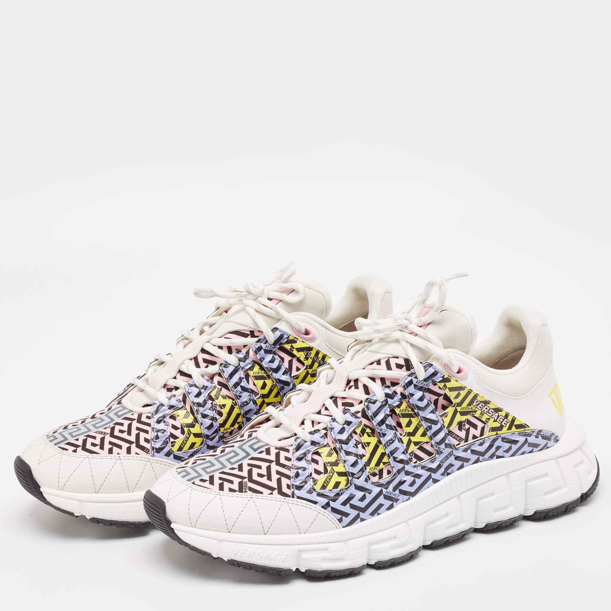 Ajoutez une touche d'originalité à votre tenue avec ces baskets. Fabriqué à partir de matériaux de première qualité  Ils sont dotés d'une empeigne à lacets et d'une assise plantaire relaxante. La semelle durable de cette paire vous assure une