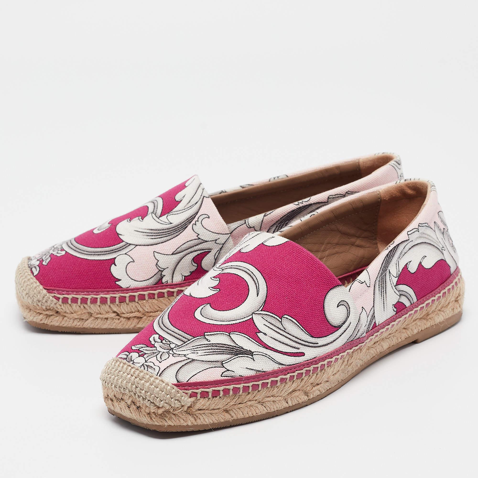 A perfect blend of luxury style and comfort these designer flats are made using quality materials and frame your feet in the most refined way. They can be paired with a host of outfits from your wardrobe.
