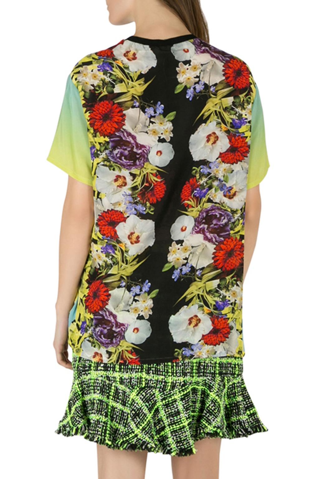 This unique design deserves to be yours. Tailored from silk, the Versace t-shirt is designed in an ombre shade on the sides and sleeves while it features a floral print on the front and back. This multicolor creation comes with a crew neckline and a