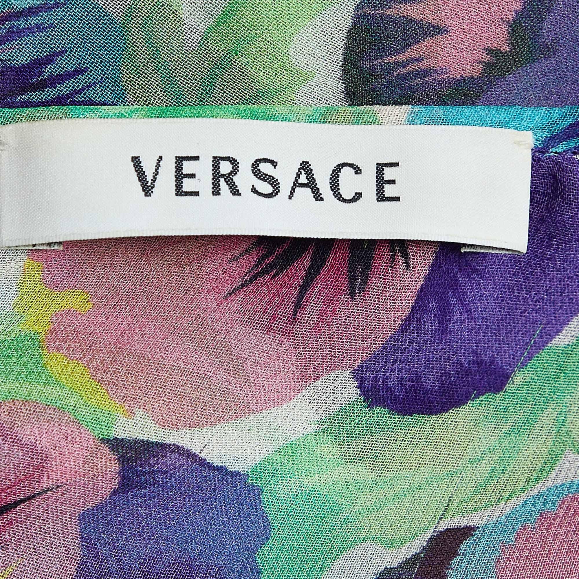 Versace Caftán de seda con estampado floral multicolor L en Bueno estado para la venta en Dubai, Al Qouz 2