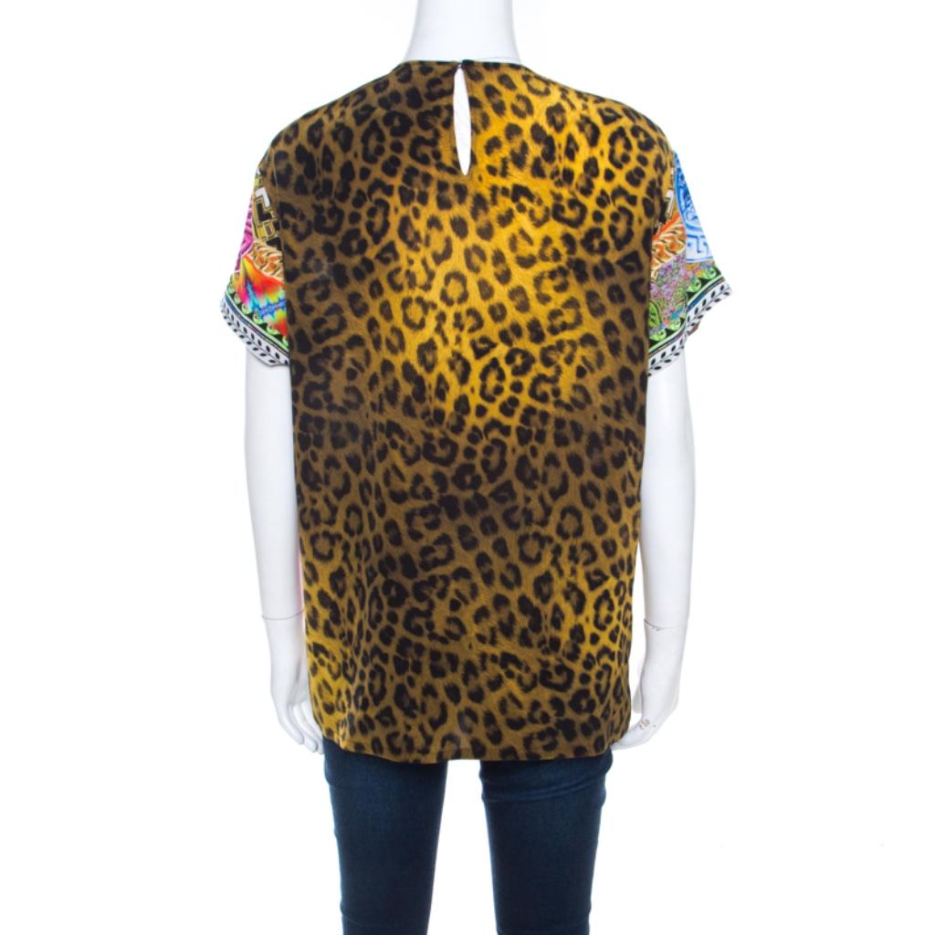 This is a must-have creation from Versace that lends elegance to your ensemble. This luxurious piece is adorned with a leopard print all over along with the signature Medusa print at the front. Tailored in 100% silk, this blouse echoes a