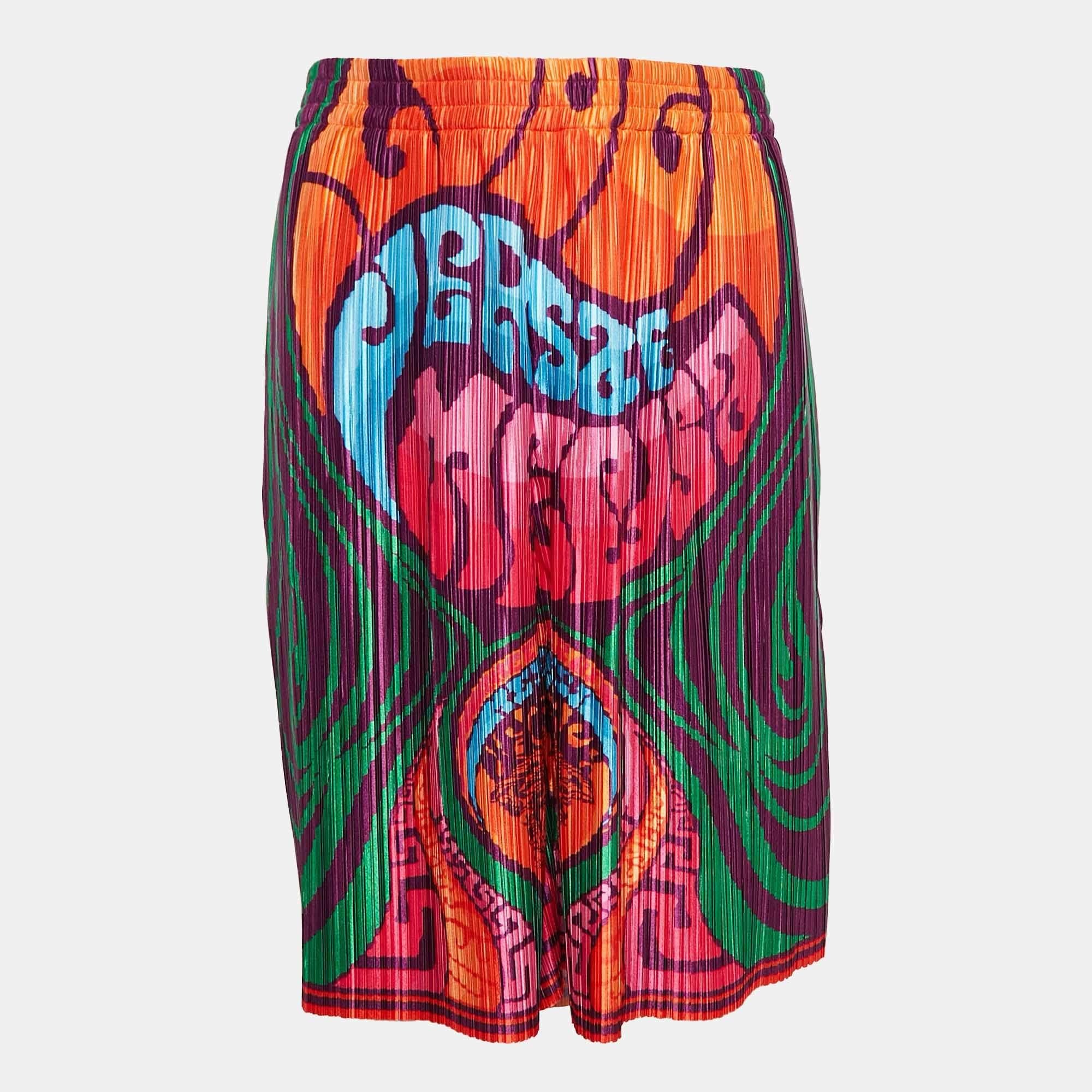 Beachy vacations call for a stylish pair of shorts like this. Stitched using high quality fabric this pair of shorts is styled with classic details and has a superb length. Wear it with T shirts.