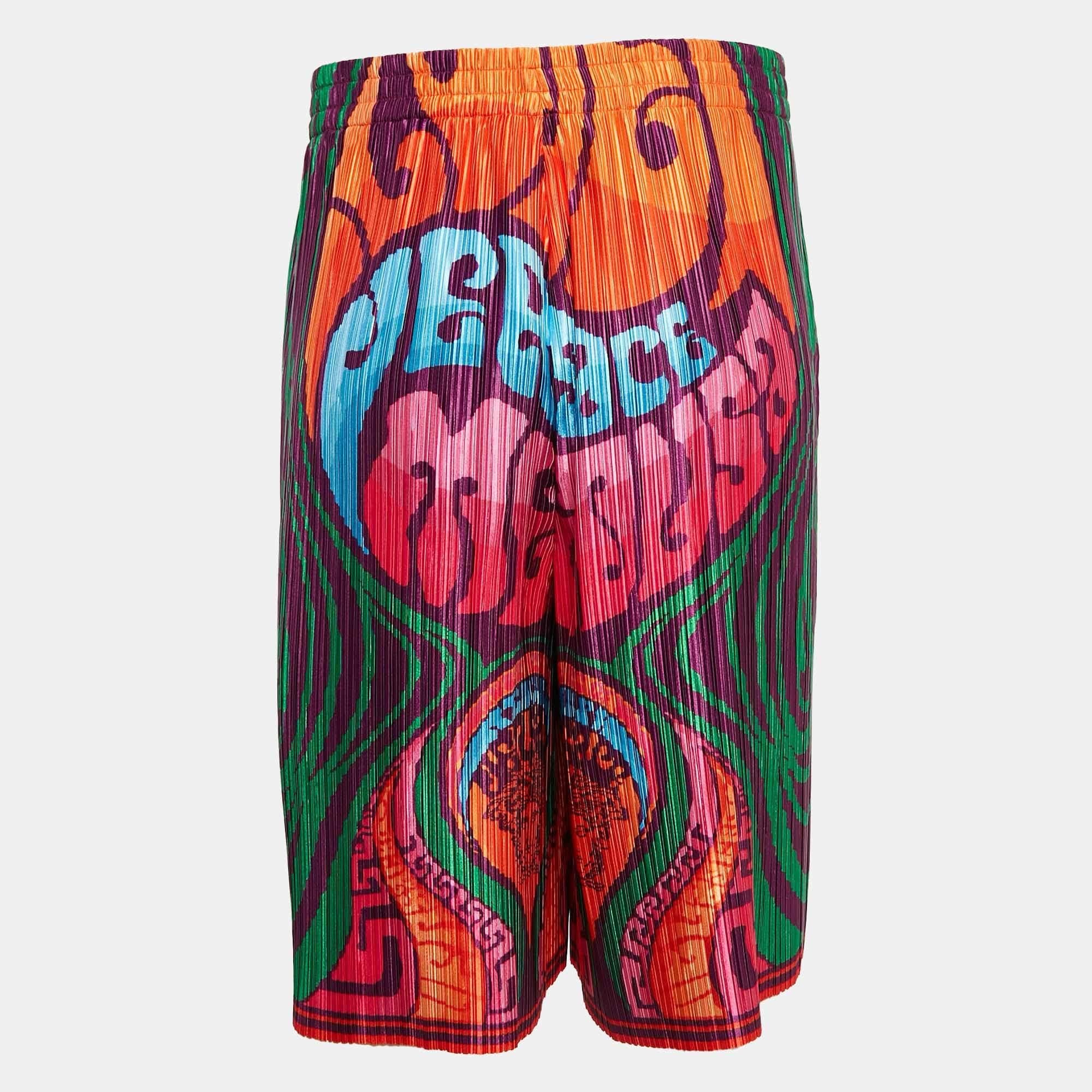 Beachy vacations call for a stylish pair of shorts like this. Stitched using high quality fabric this pair of shorts is styled with classic details and has a superb length. Wear it with T shirts.