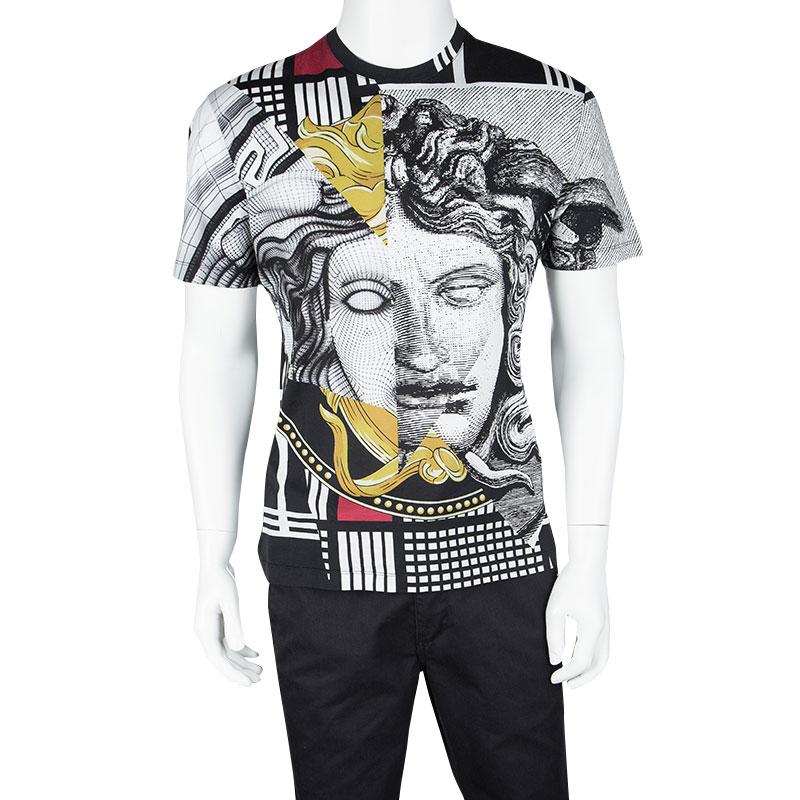 Tailored in cotton, this Versace T-shirt will make a stunning addition to your casual wear collection. It features a relaxed fit with a classic rounded neckline and short sleeves. It comes detailed with a multicolour Medusa front over the bodice.