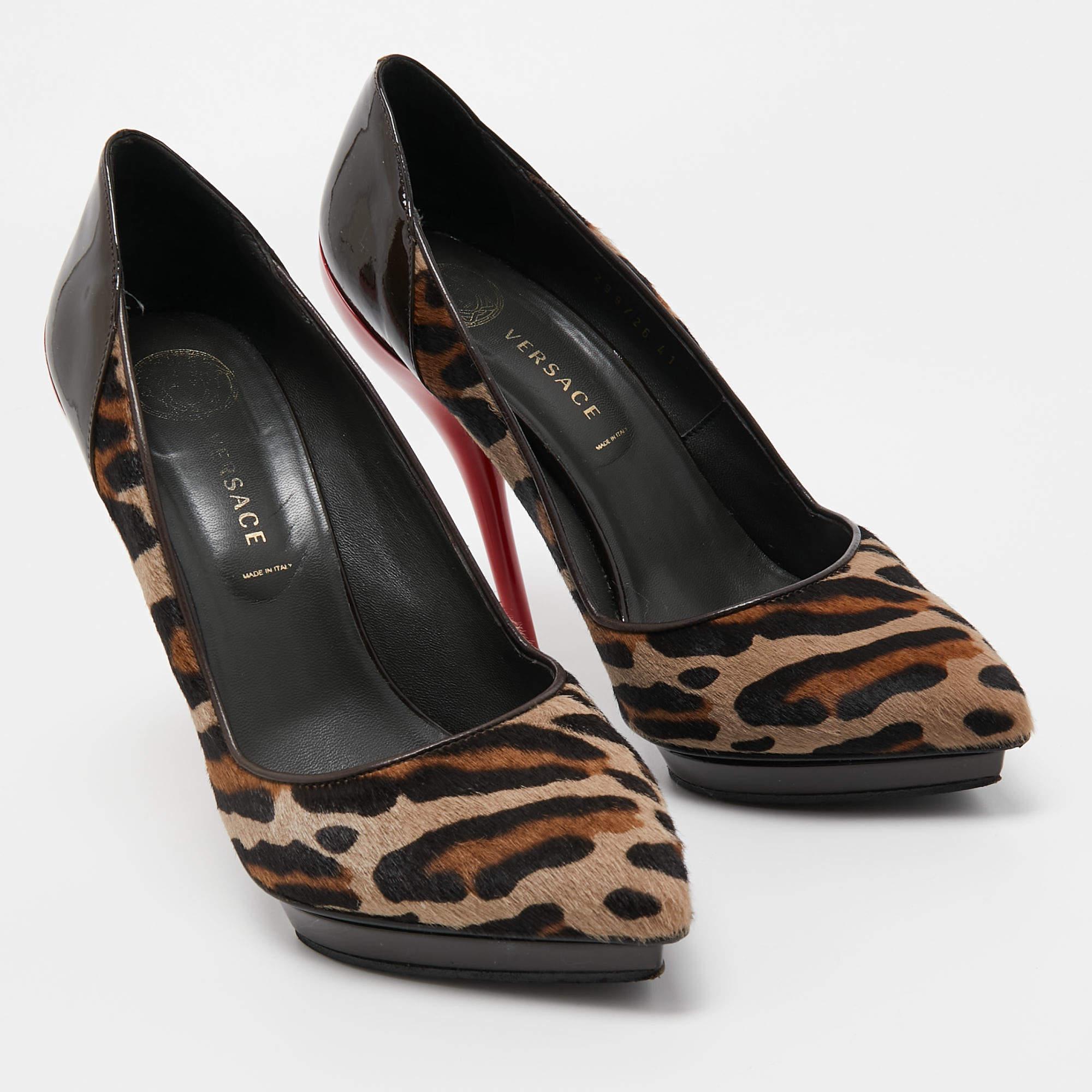 The fashion house’s tradition of excellence, coupled with modern design sensibilities, works to make these Versace pumps a fabulous choice. They'll help you deliver a chic look with ease.

