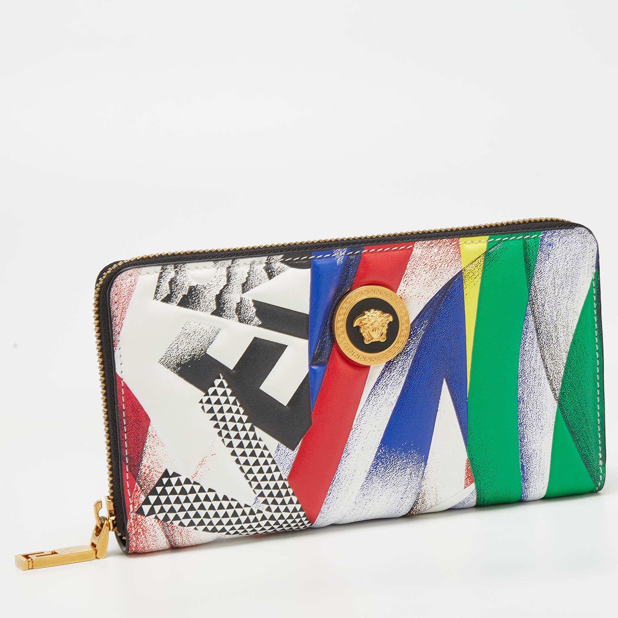 Ce portefeuille Versace est un accessoire idéal pour tous les jours. Il est fabriqué à partir de matériaux de qualité à l'extérieur et comporte un intérieur compartimenté.

