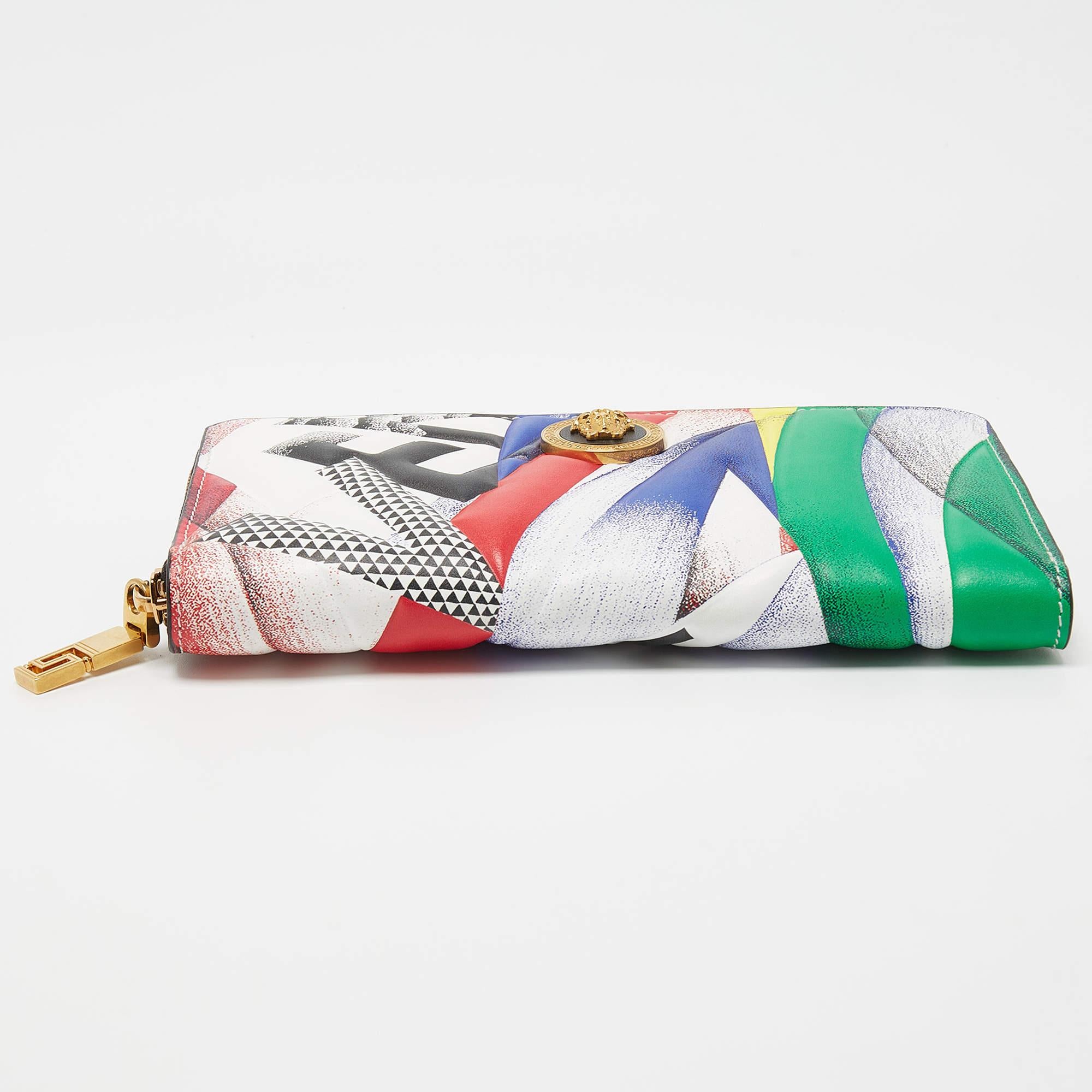 Versace Multicolor Print Leather Zip Around Wallet In Excellent Condition For Sale In Dubai, Al Qouz 2