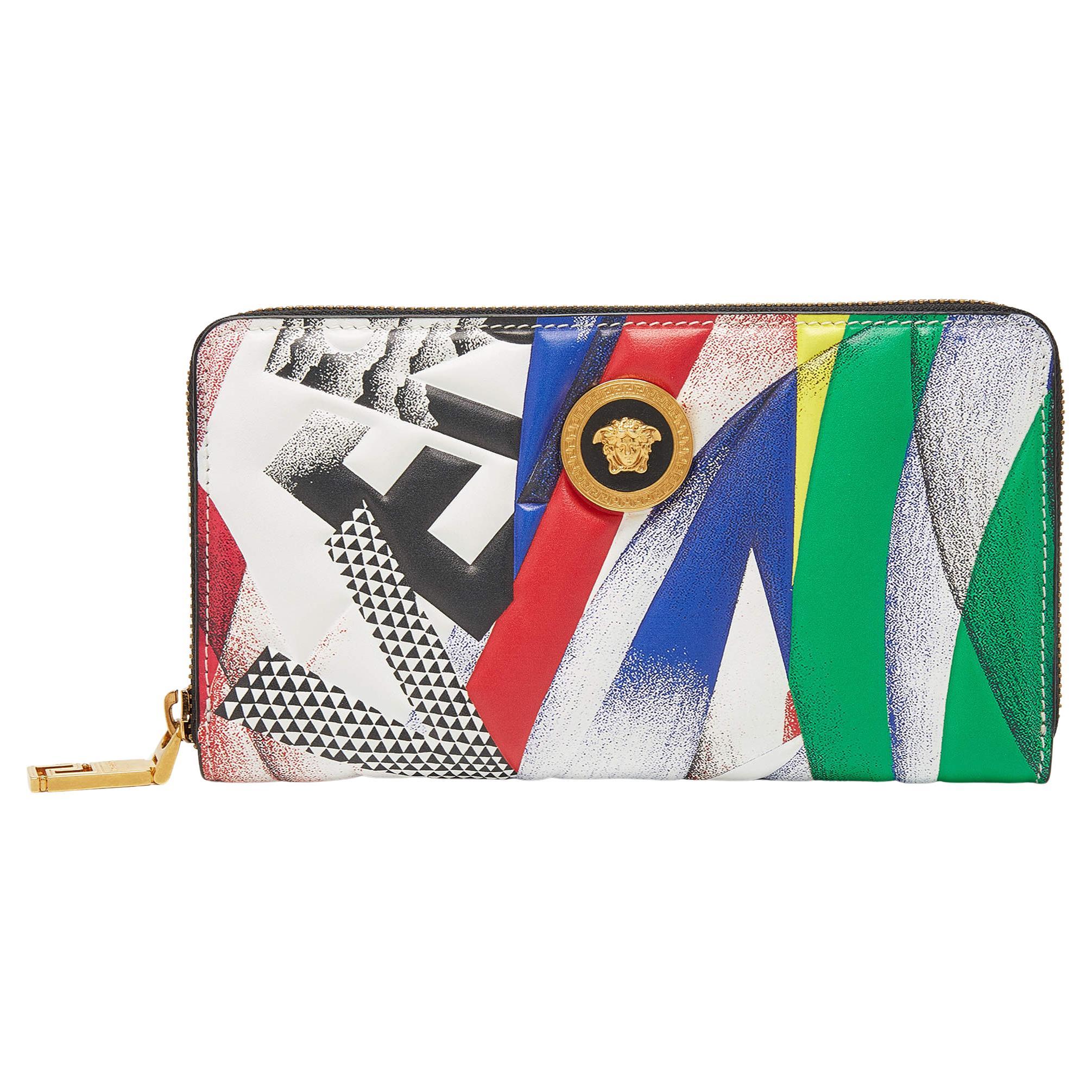Versace Multicolor Print Leder Brieftasche mit Reißverschluss im Angebot