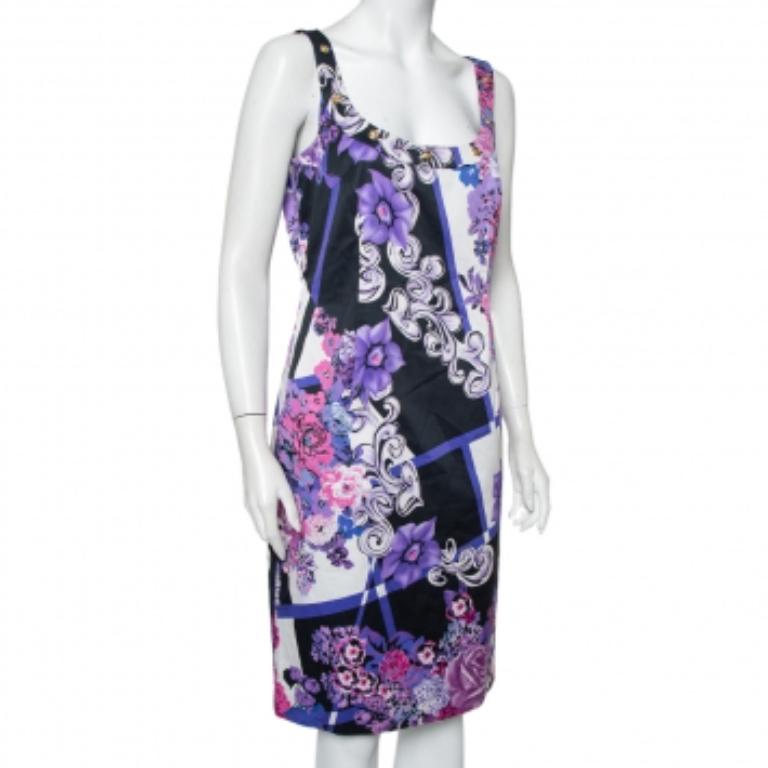 Cette robe de Versace présente un superbe design qui en fait un incontournable de votre garde-robe. Une robe en coton comme celle-ci vous aidera à projeter une allure élégante. Il présente une encolure dégagée, des imprimés sur toute sa surface et