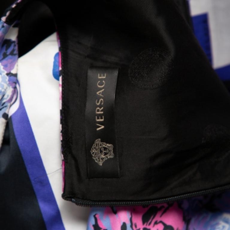 Robe droite sans manches Versace imprimée multicolore en coton à col arrondi L Bon état à Dubai, Al Qouz 2