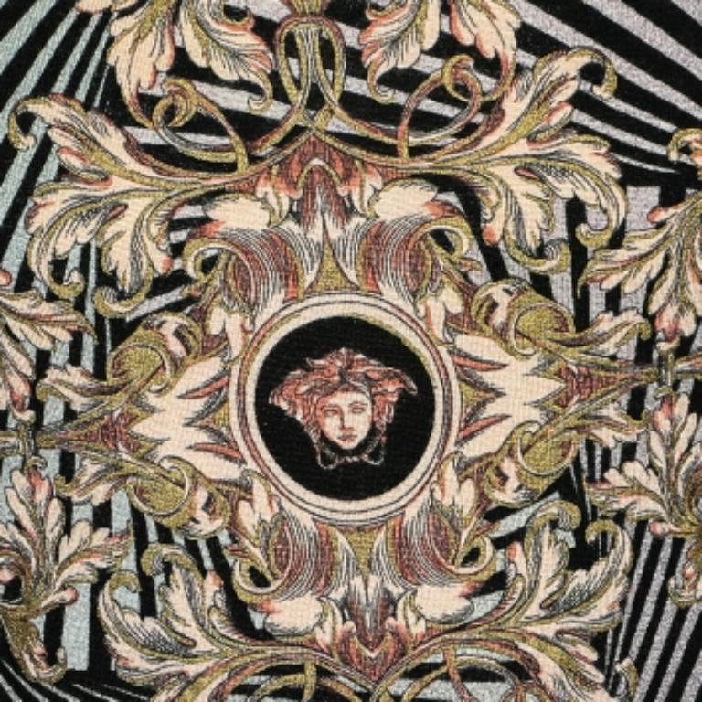 Faites l'expérience du luxe confortable avec ce pull Versace. Le pull-over pour homme est une création fine tricotée avec des matériaux de qualité. Il présente des imprimés accrocheurs, des manches longues et une encolure ronde.