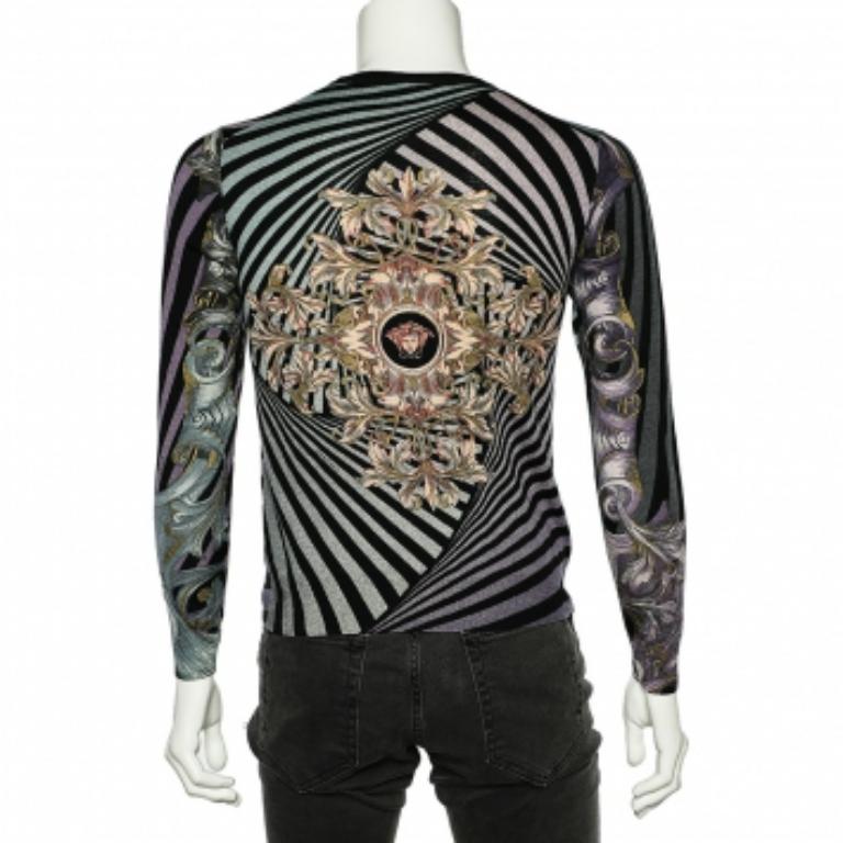 Pull Versace imprimé multicolore en maille de laine et de soie M Bon état à Dubai, Al Qouz 2