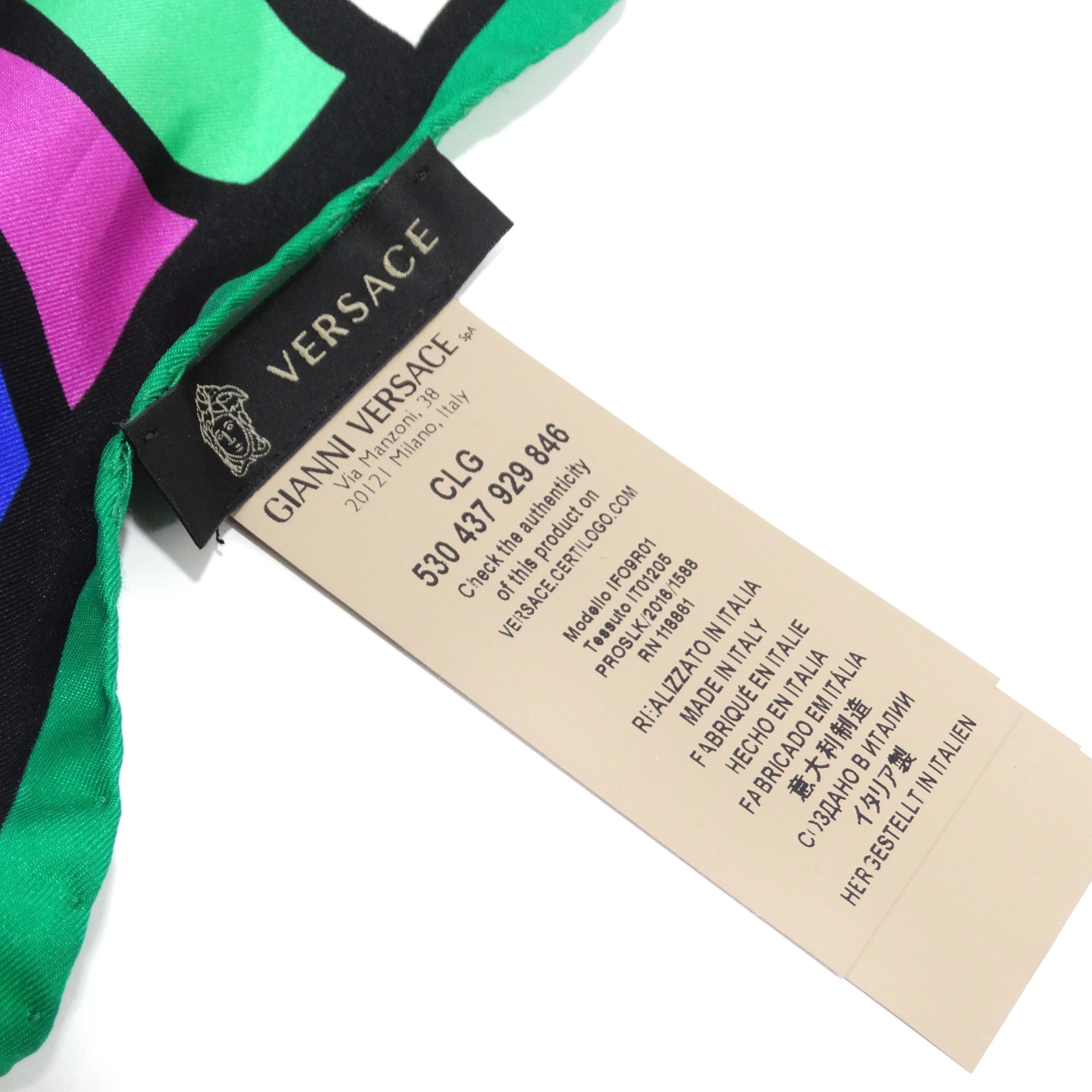 Mehrfarbiger bedruckter Seidenschal von Versace im Angebot 3