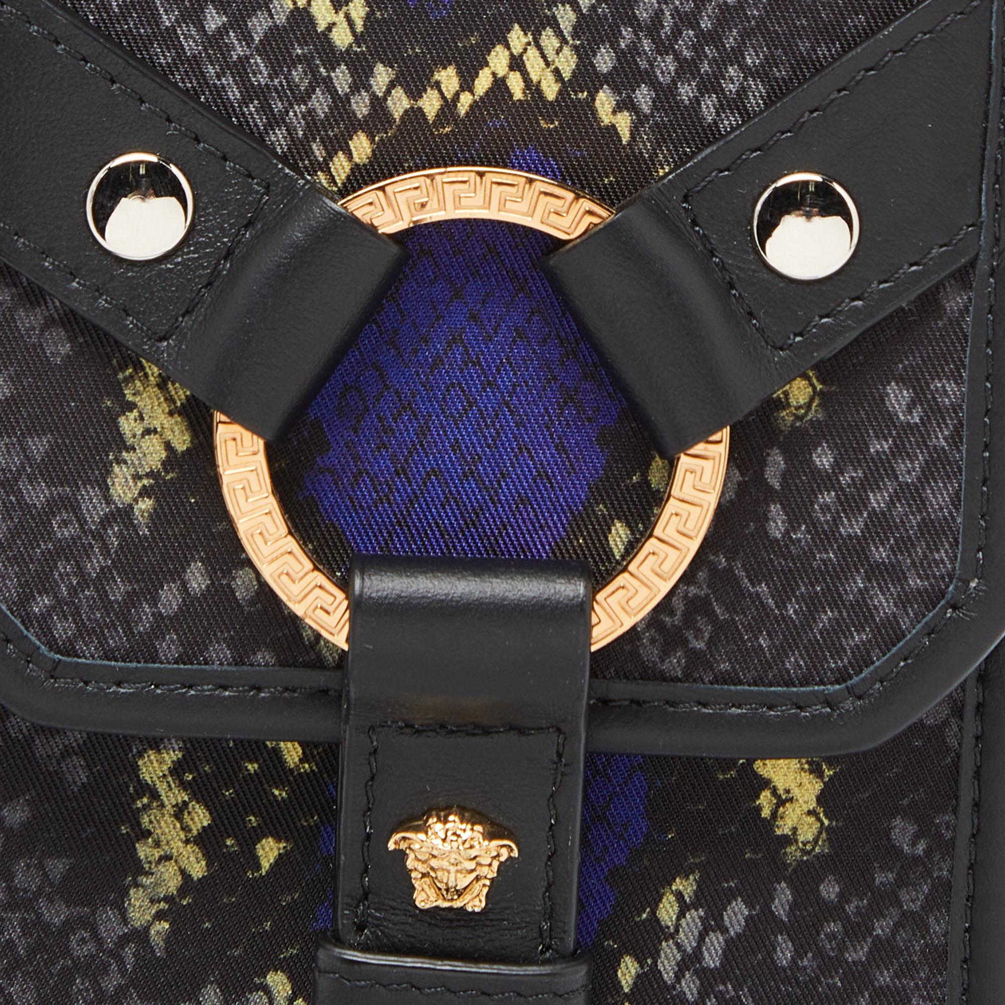Pochette de téléphone Versace multicolore effet peau de serpent en nylon et cuir en vente 2