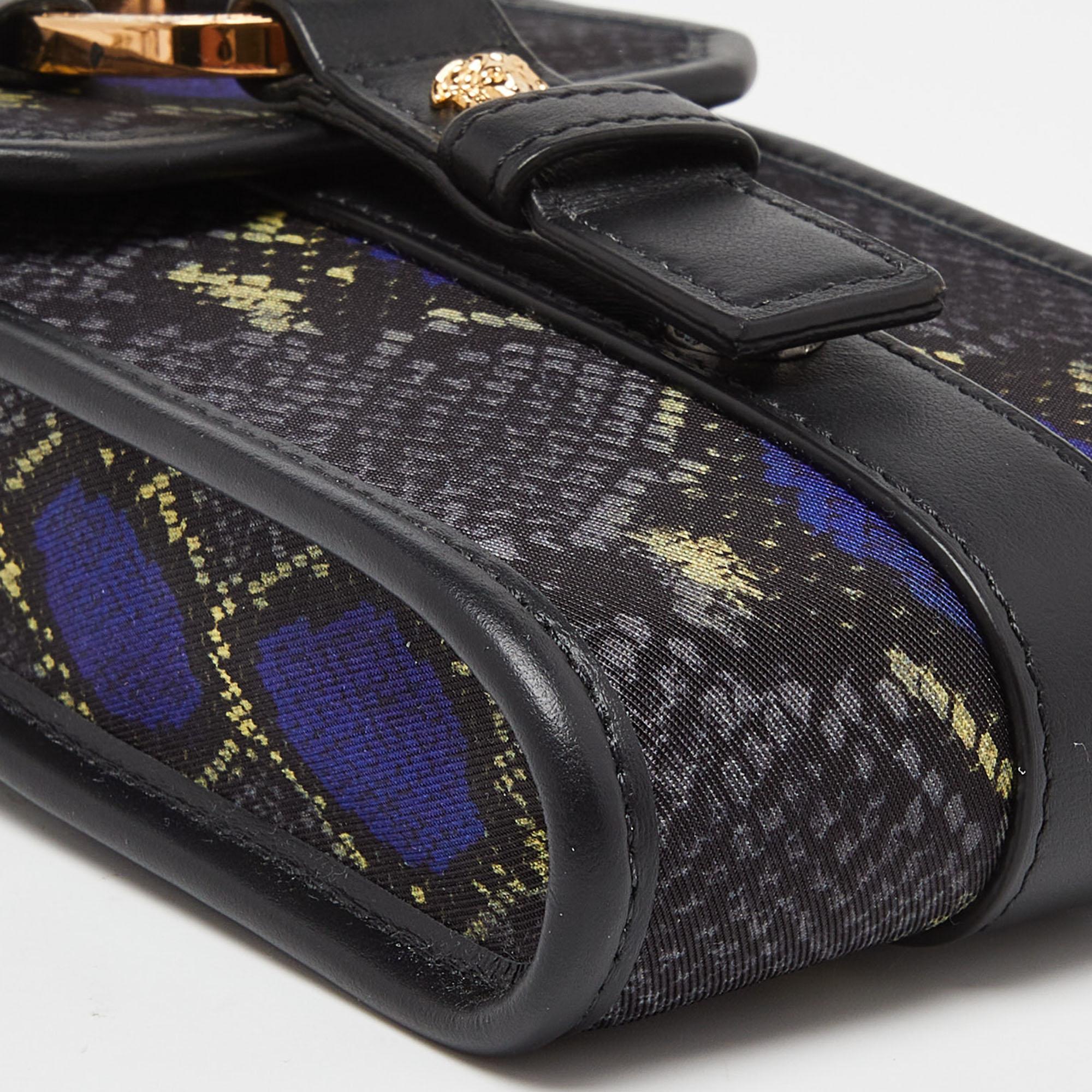 Pochette de téléphone Versace multicolore effet peau de serpent en nylon et cuir en vente 4