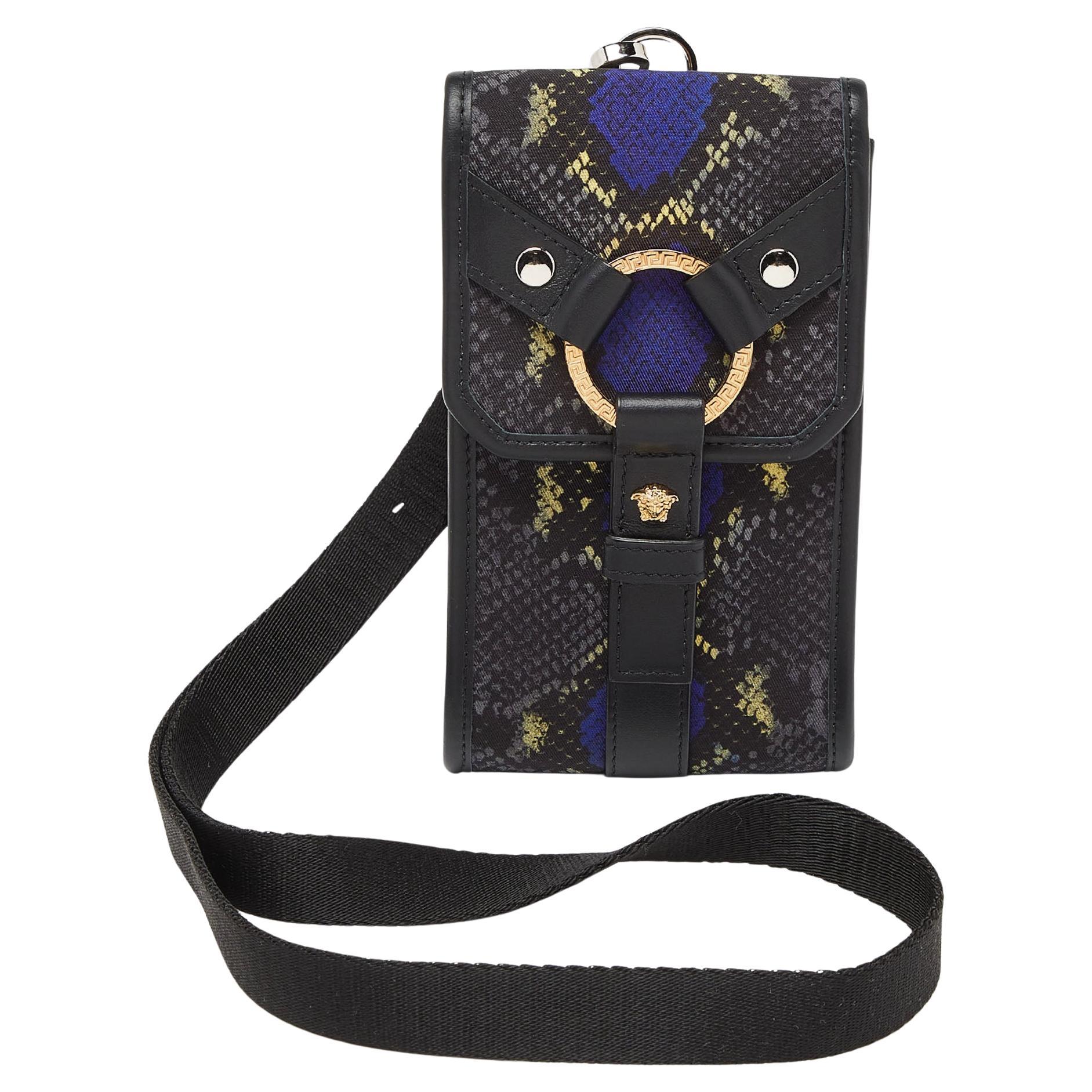 Pochette de téléphone Versace multicolore effet peau de serpent en nylon et cuir en vente