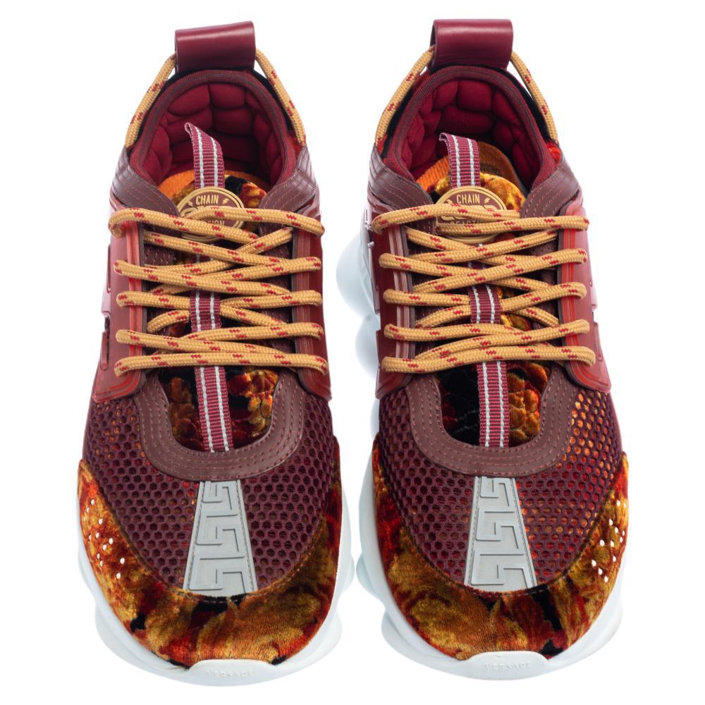 Las zapatillas Chain Reaction de Versace son para gente a la moda como tú. Éstos están fabricados con materiales de alta calidad en múltiples tonalidades. Presentan paneles transparentes por los que pasan los cordones, plataformas altas y suelas con