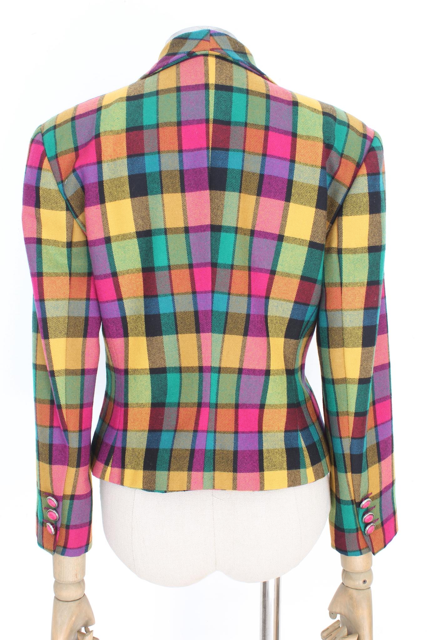 Versus by Gianni Versace short vintage 90s jacket. Fuchsia, yellow and green color with checked pattern. Closure with fuchsia colored buttons both at the waist and on the sleeves. 100% wool fabric, internally lined. Made in Italy.

Size: 42 It 8 Us