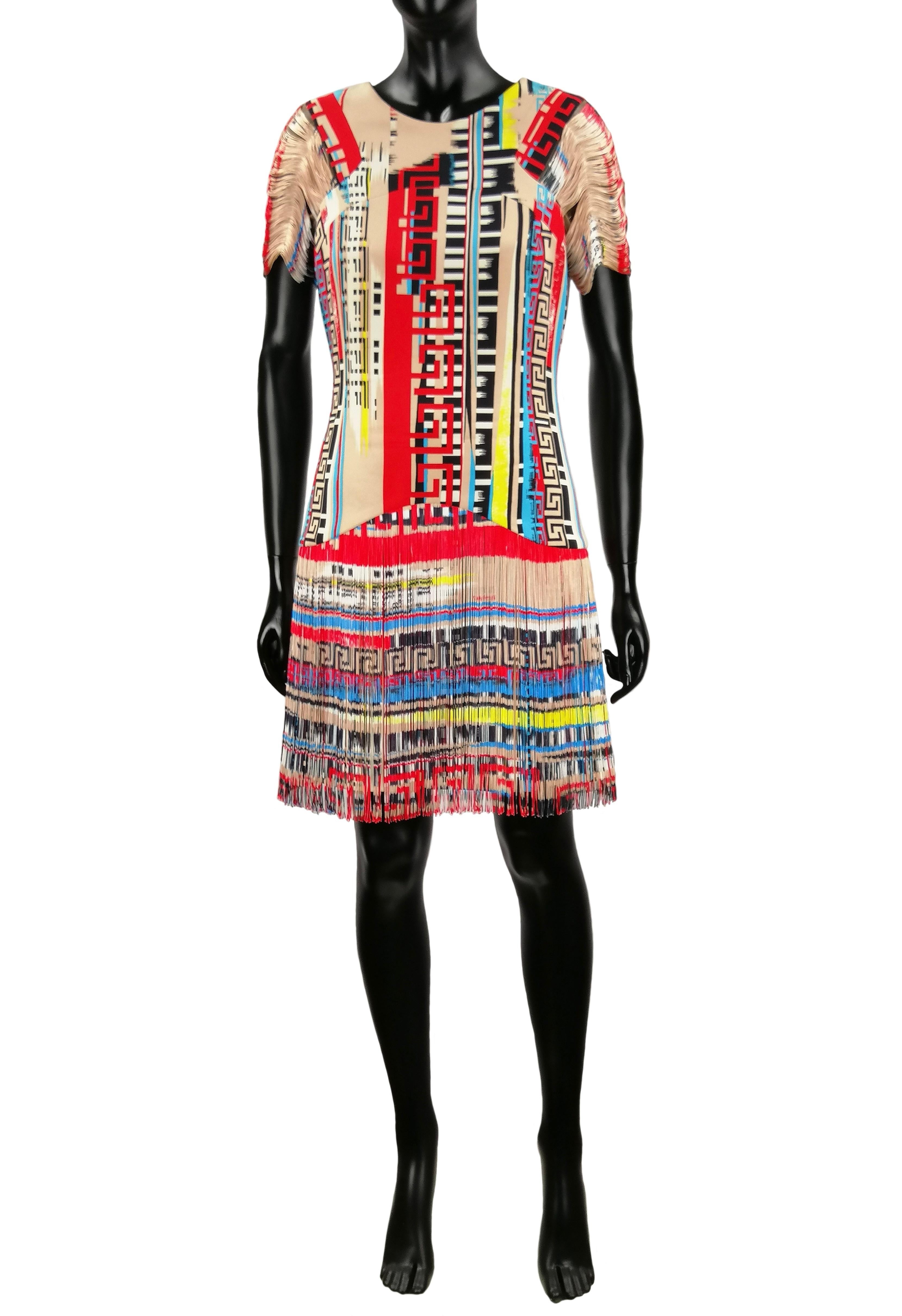 Robe en soie à franges multicolores VERSACE
Taille IT 42
Fabriqué en Italie
93% soie
 9% élasthanne
Doublure 100% soie
Mesures :
Longueur cm. 81
Épaules cm. 36
Buste cm. 43
Taille cm. 38,5
Excellent état
ATTENTION : des droits de douane peuvent être