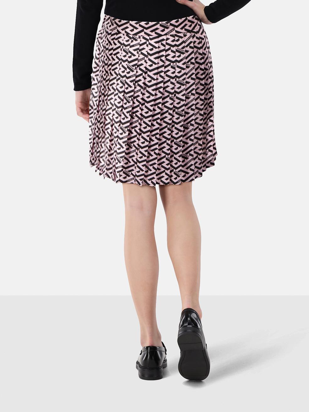 L'ÉTAT est Jamais porté, avec les étiquettes. Aucune usure visible de la jupe n'est évidente sur ce nouvel article de revente de Versace.
 

 

 

 Détails
 

 

 Multicolore - rose, noir
 

 Polyester
 

 Jupe
 

 Logo imprimé
 

 Plissé
 

 Mini
