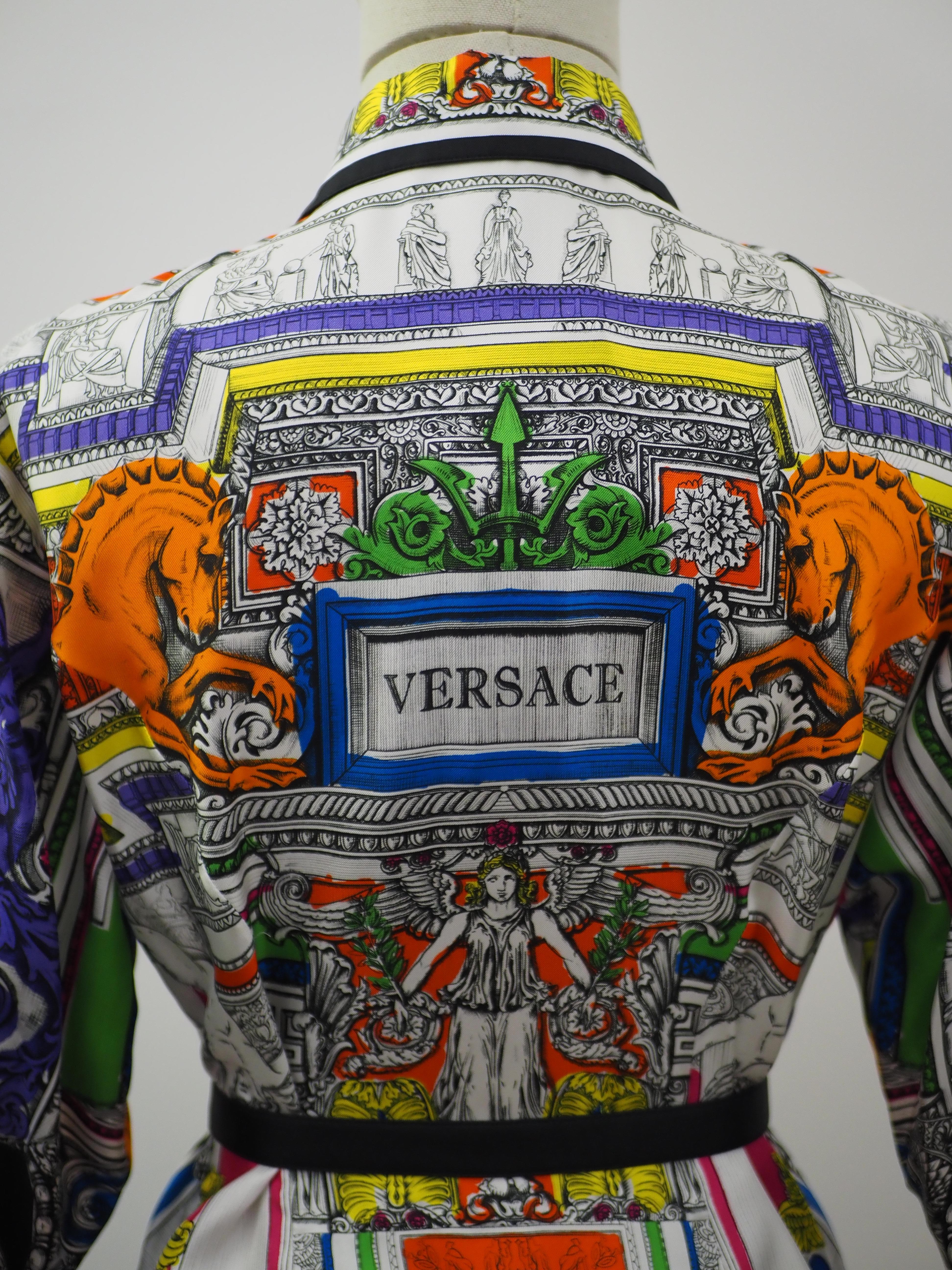 Versace - Robe chemisier multicolore avec ceinture, état neuf avec étiquettes en vente 6