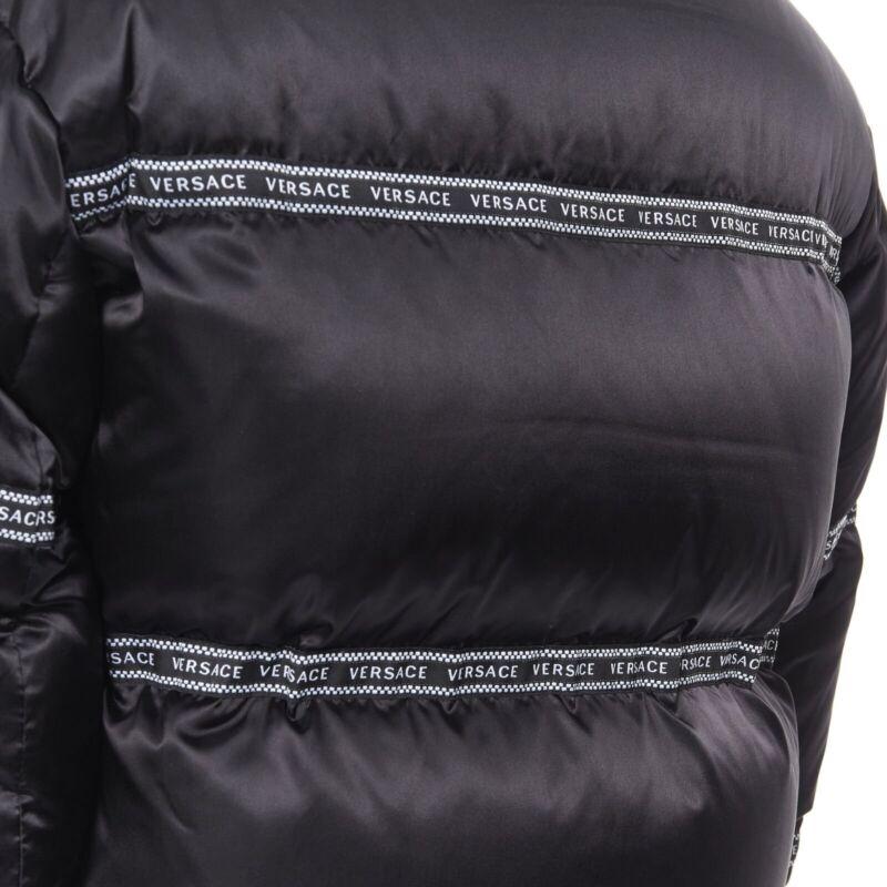 VERSACE Nastro Stampa nero con nastro logo giacca imbottita in piuma d'oca IT46 S in vendita 5