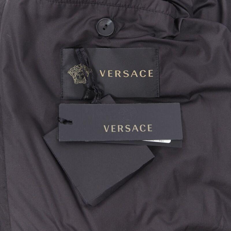 VERSACE Nastro Stampa nero con nastro logo giacca imbottita in piuma d'oca IT46 S in vendita 6