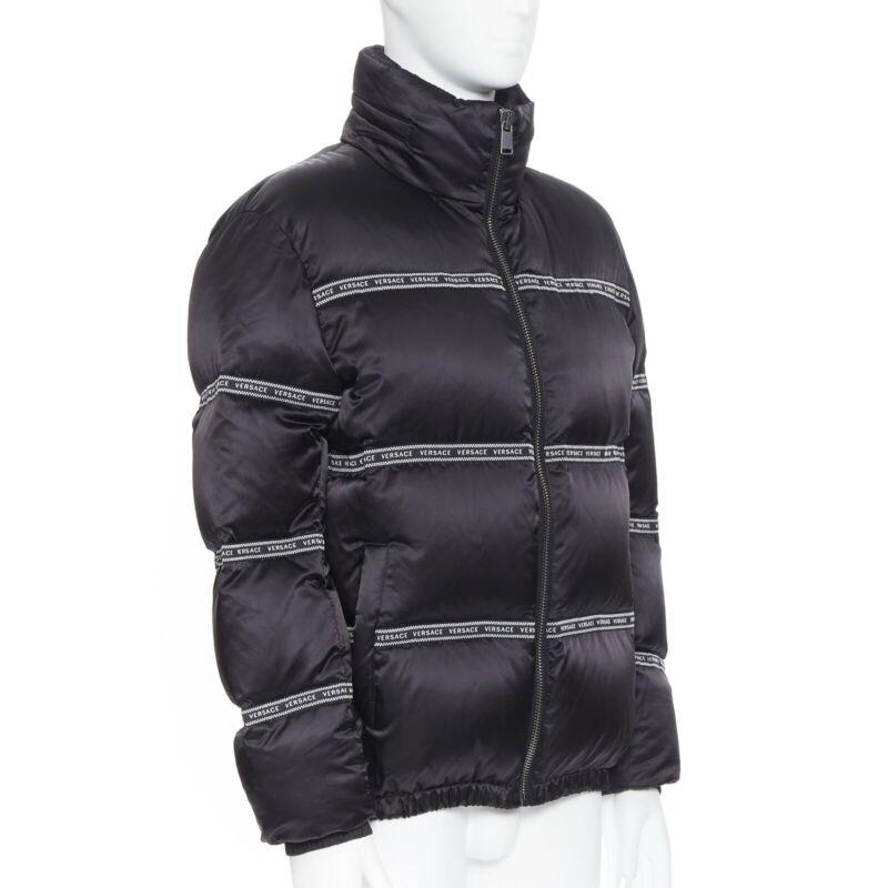 VERSACE Nastro Stampa nero con nastro logo giacca imbottita in piuma d'oca IT46 S
Riferimento: TGAS/A05317
Marchio: Versace
Stilista: Donatella Versace
Model: Piumino Nastro Stampa
Collezione: 2019
Materiale: Nylon
Colore: nero
Modello: Tinta