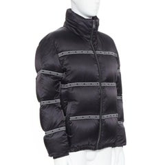 VERSACE Nastro Stampa Schwarze Jacke mit Gänseblümchenbesatz und schwarzem Logoband IT46 S
