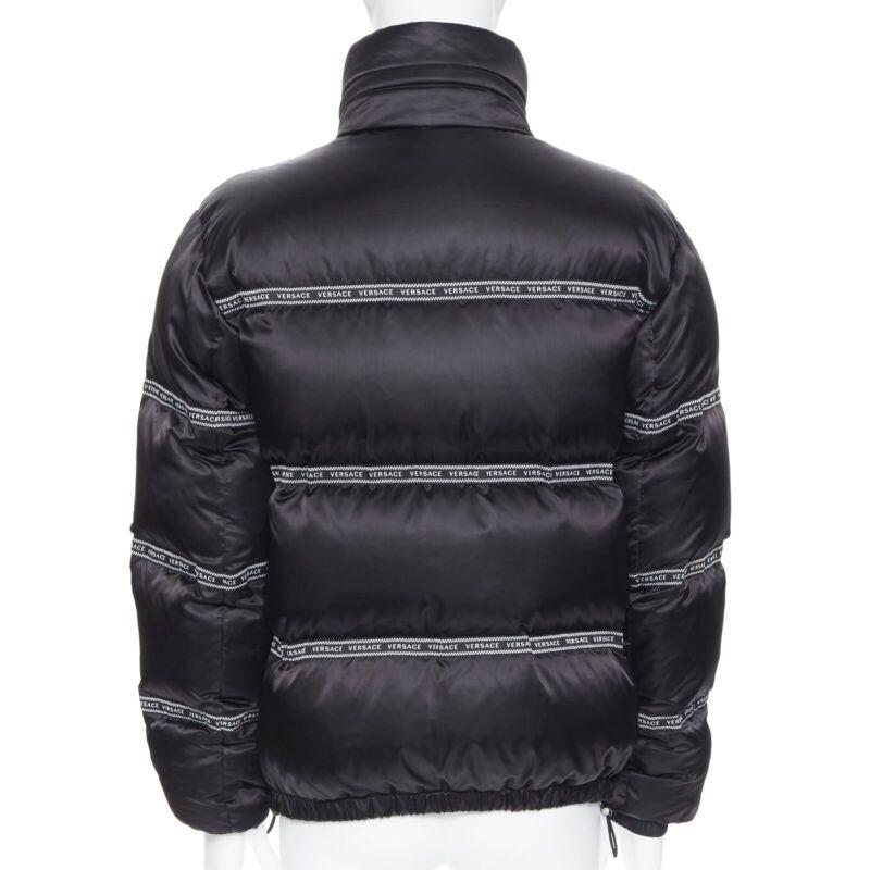 VERSACE Nastro Stampa nero con nastro logo giacca imbottita in piuma d'oca IT46 S in vendita 1