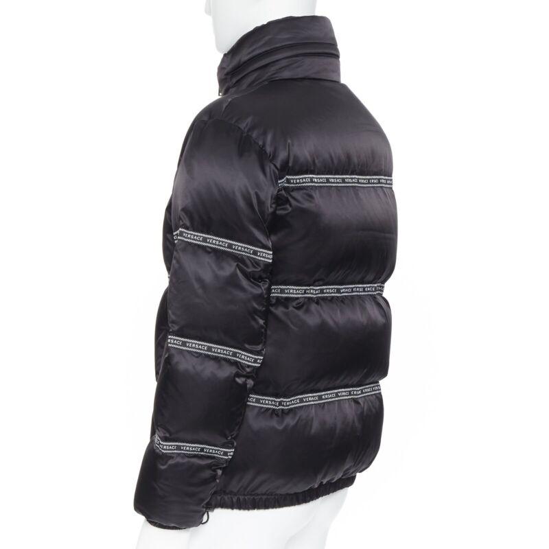 VERSACE Nastro Stampa nero con nastro logo giacca imbottita in piuma d'oca IT46 S in vendita 2
